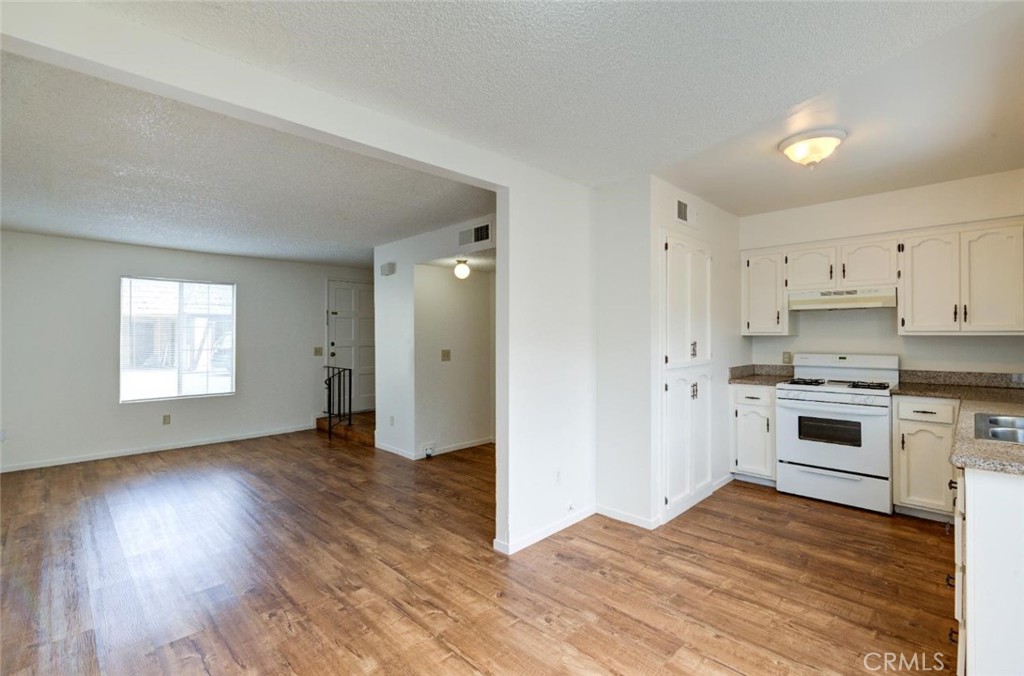 2440 S Sallee Ct, Visalia, CA 93277
