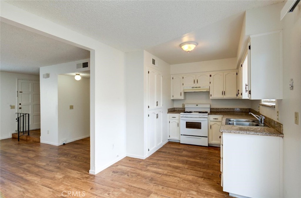 2440 S Sallee Ct, Visalia, CA 93277
