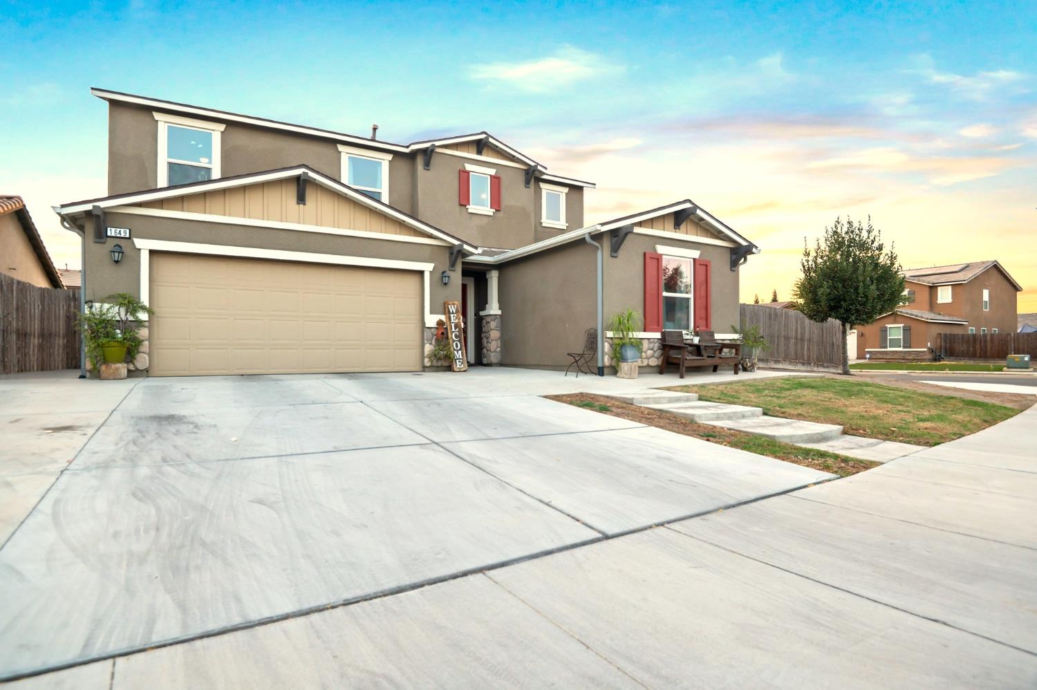 1649 N Comstock Ct, Visalia, CA 93292