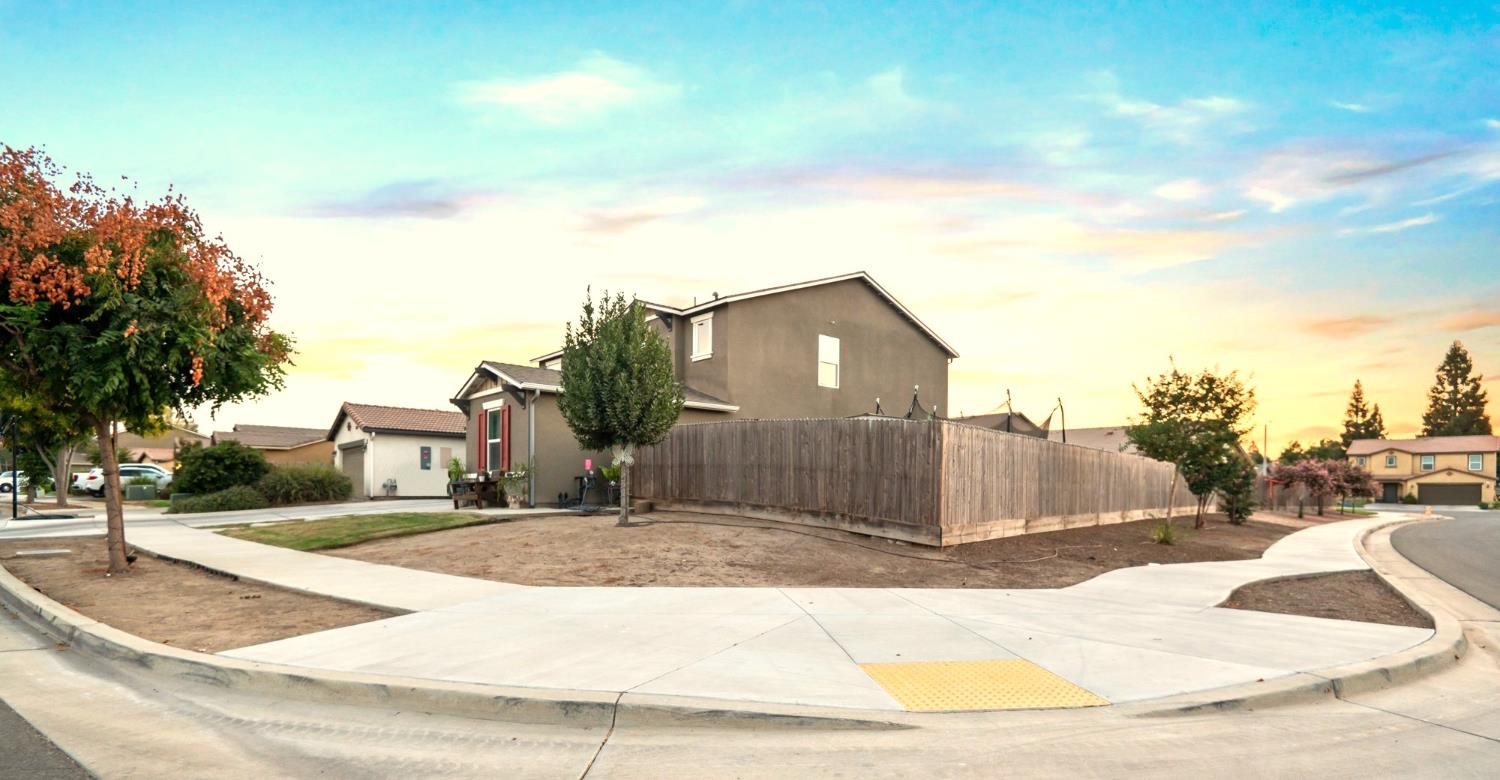 1649 N Comstock Ct, Visalia, CA 93292