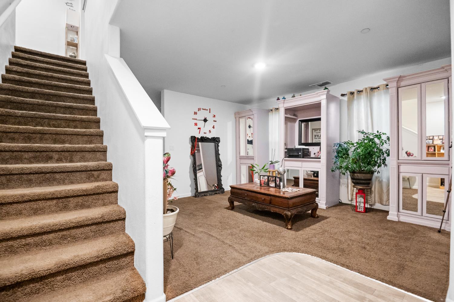 1649 N Comstock Ct, Visalia, CA 93292