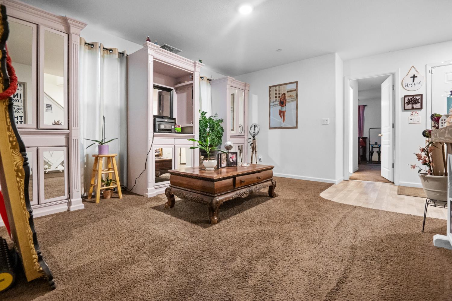 1649 N Comstock Ct, Visalia, CA 93292