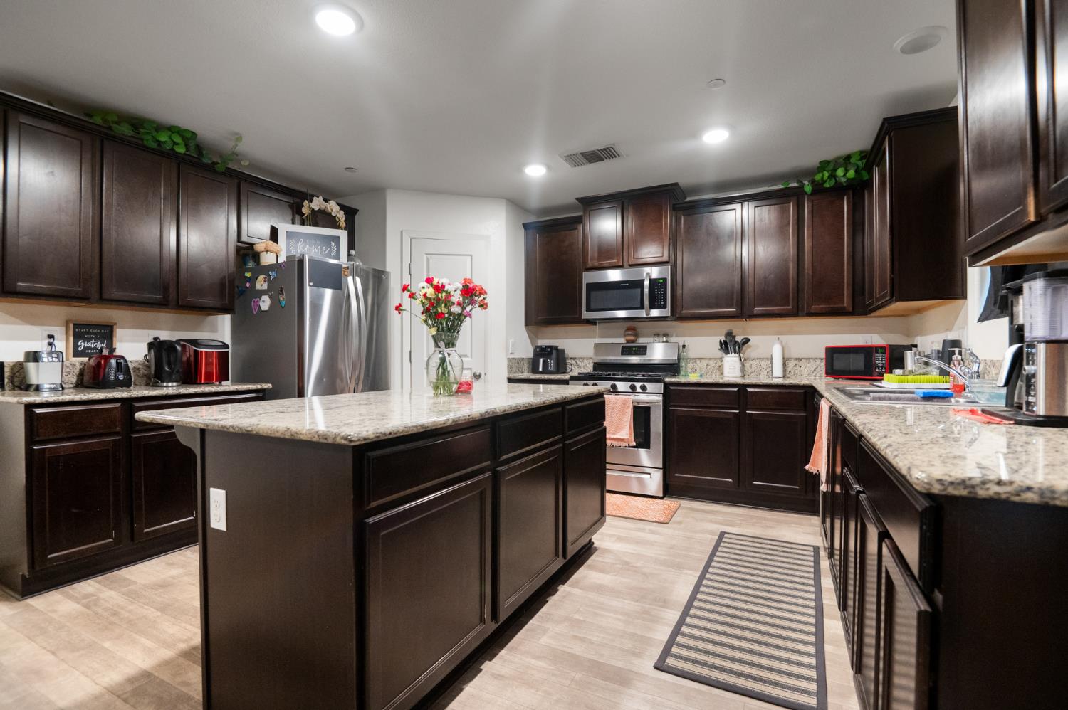 1649 N Comstock Ct, Visalia, CA 93292