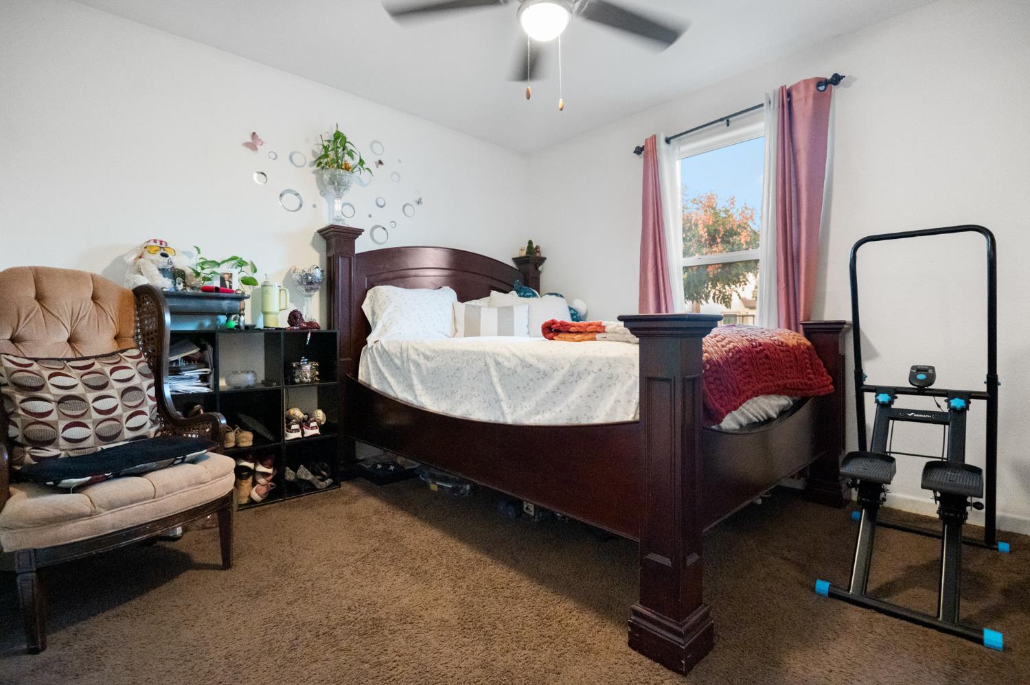 1649 N Comstock Ct, Visalia, CA 93292