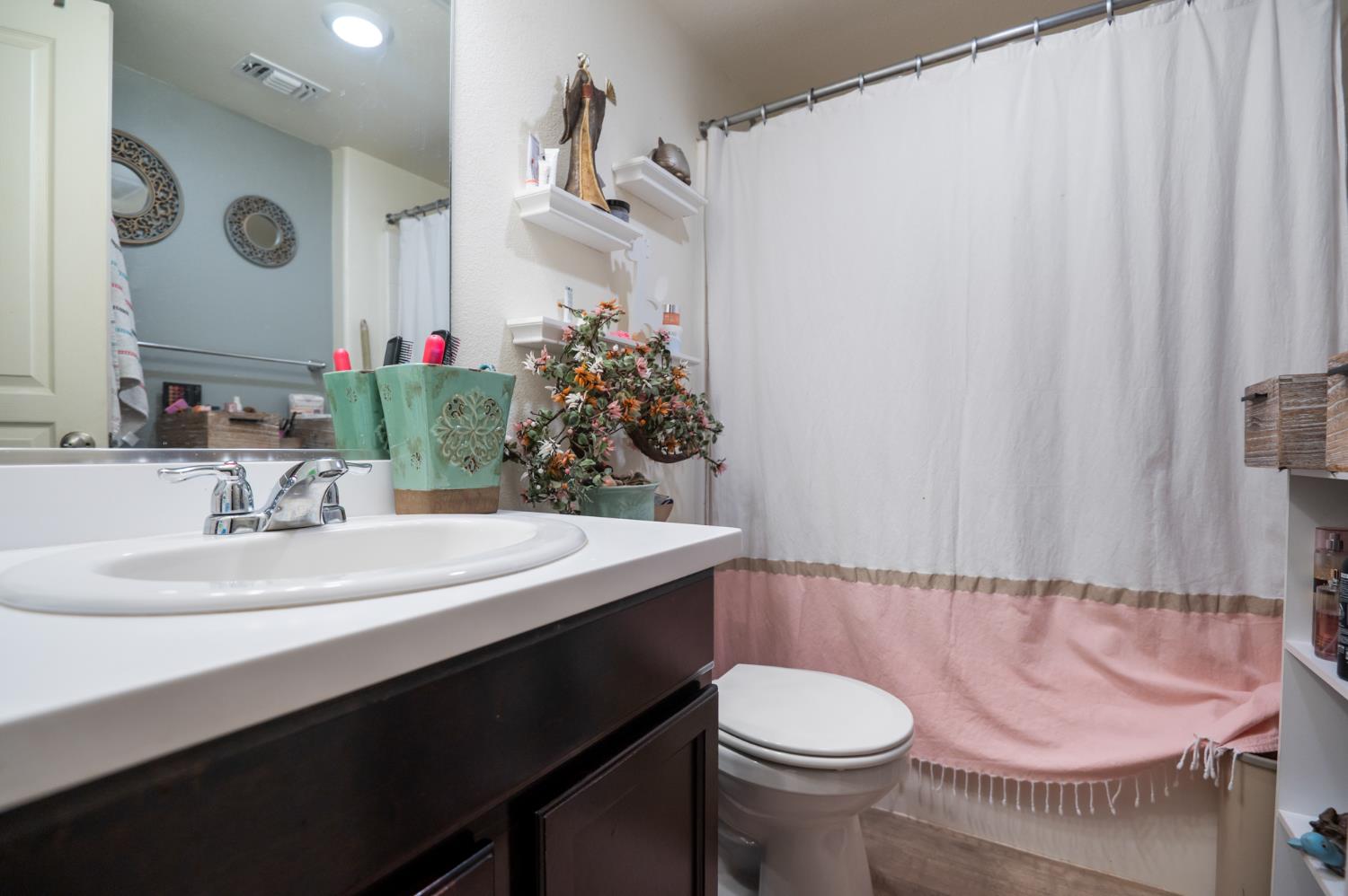 1649 N Comstock Ct, Visalia, CA 93292