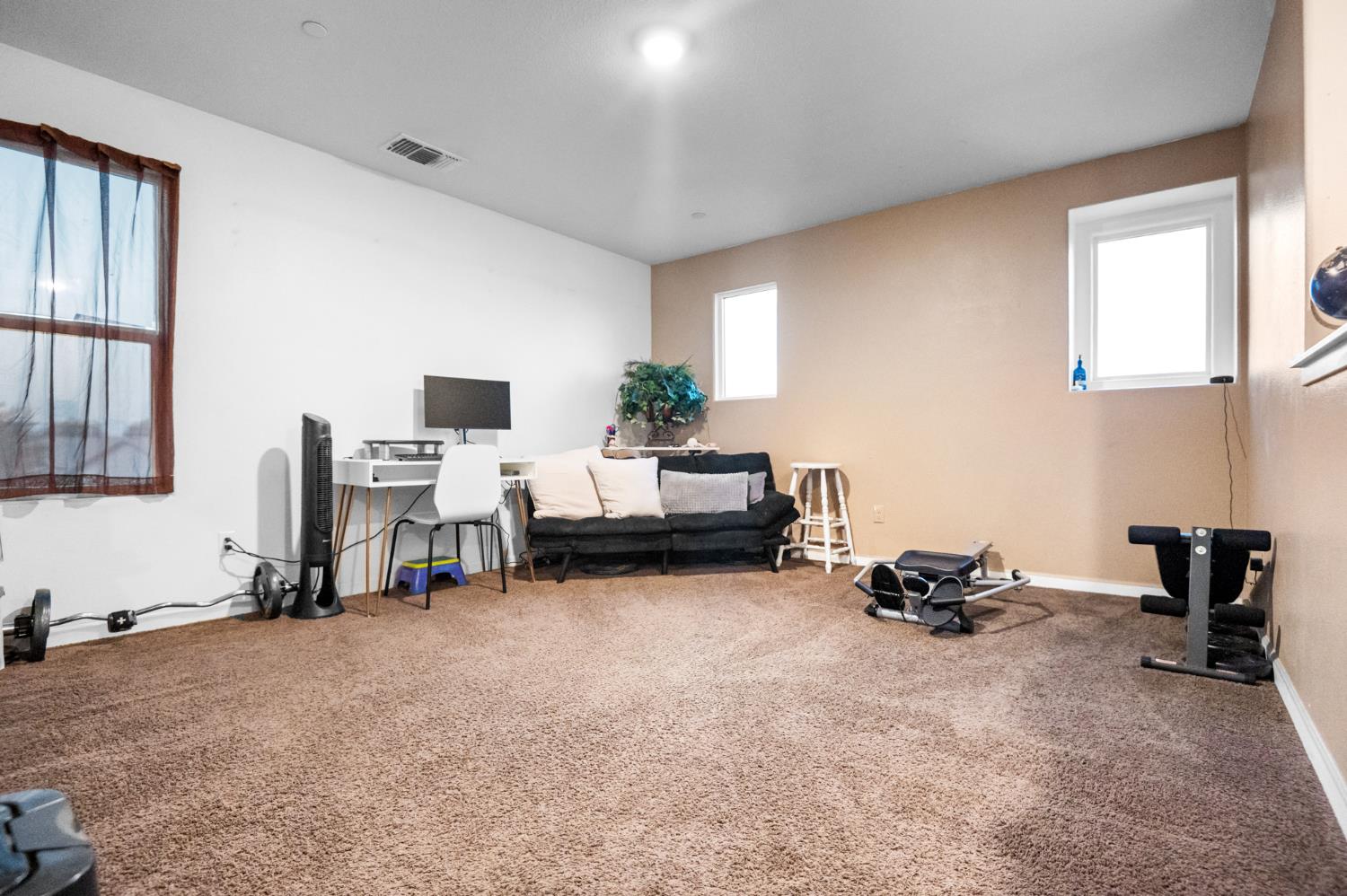 1649 N Comstock Ct, Visalia, CA 93292