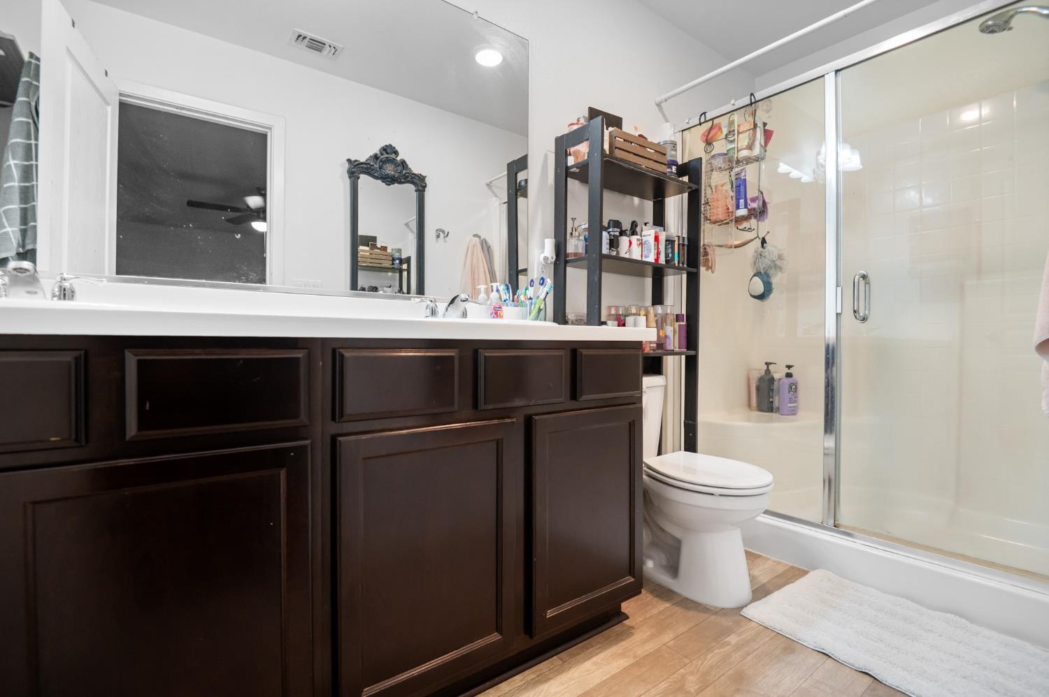 1649 N Comstock Ct, Visalia, CA 93292