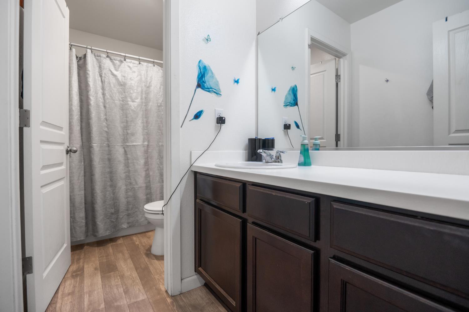 1649 N Comstock Ct, Visalia, CA 93292