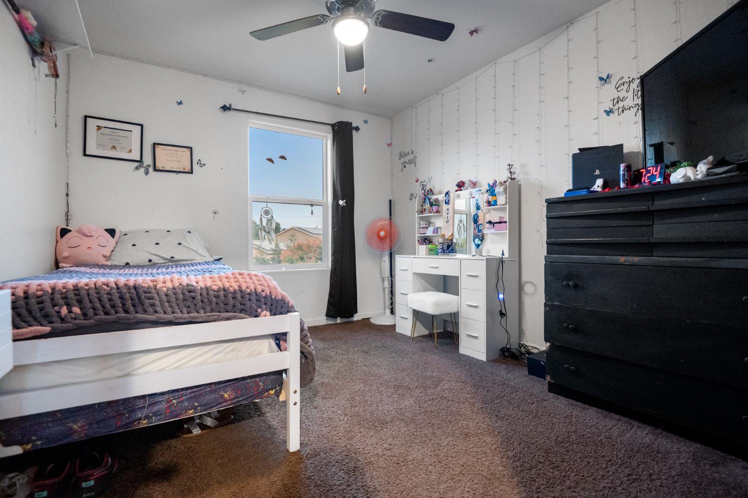 1649 N Comstock Ct, Visalia, CA 93292