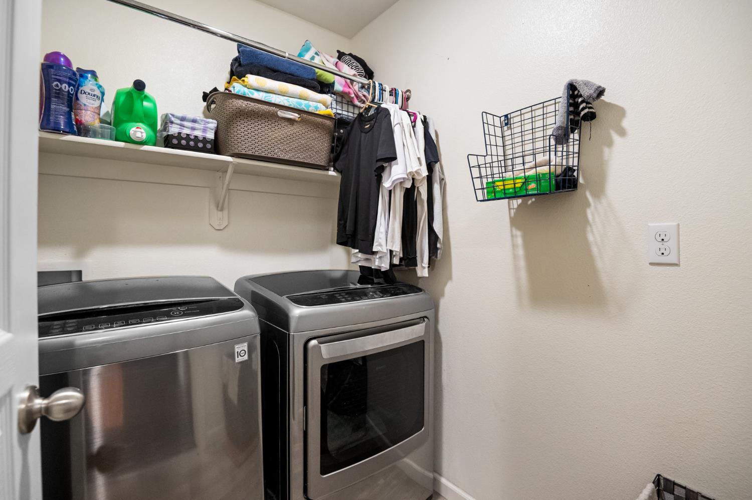 1649 N Comstock Ct, Visalia, CA 93292