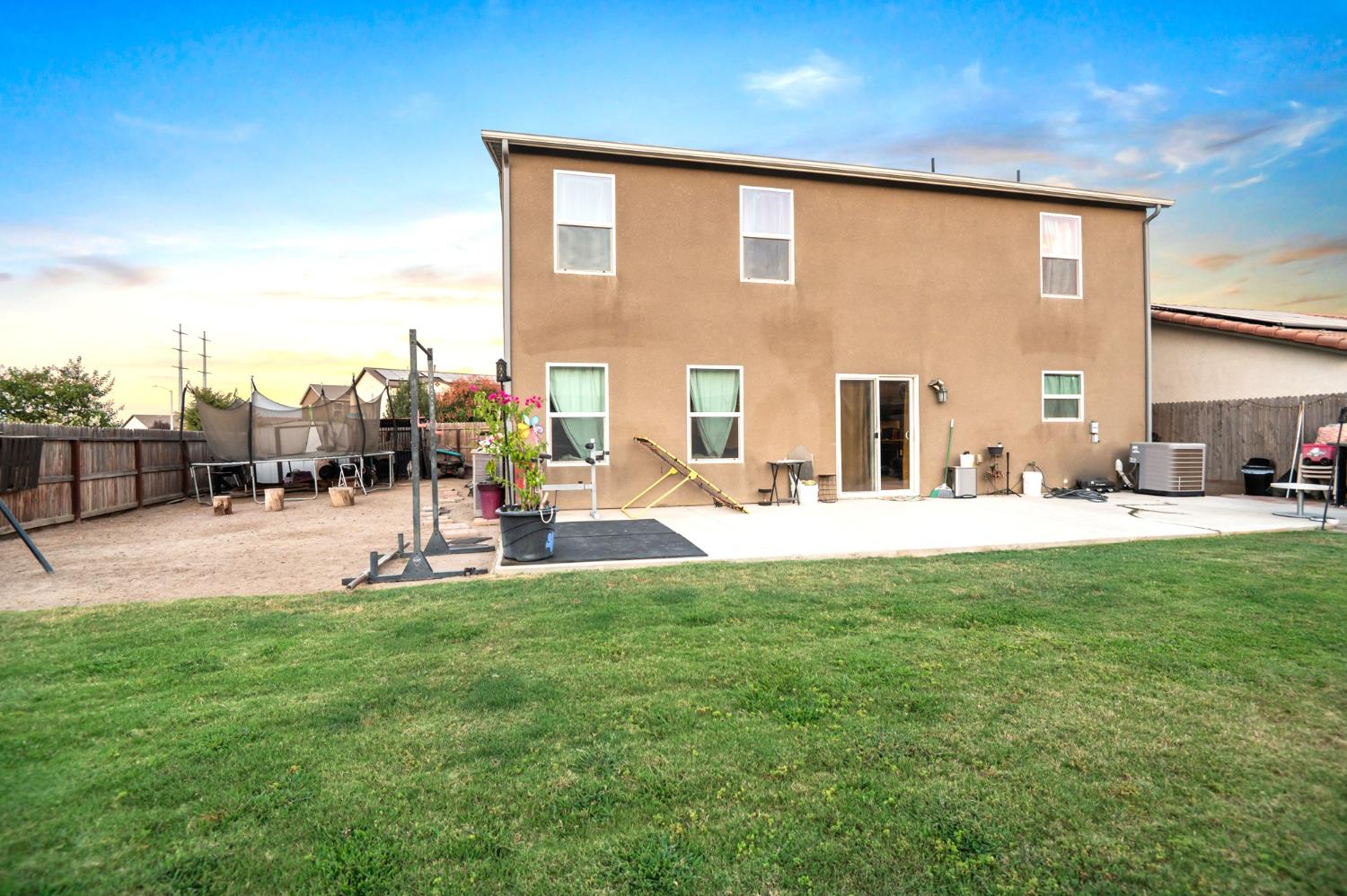 1649 N Comstock Ct, Visalia, CA 93292