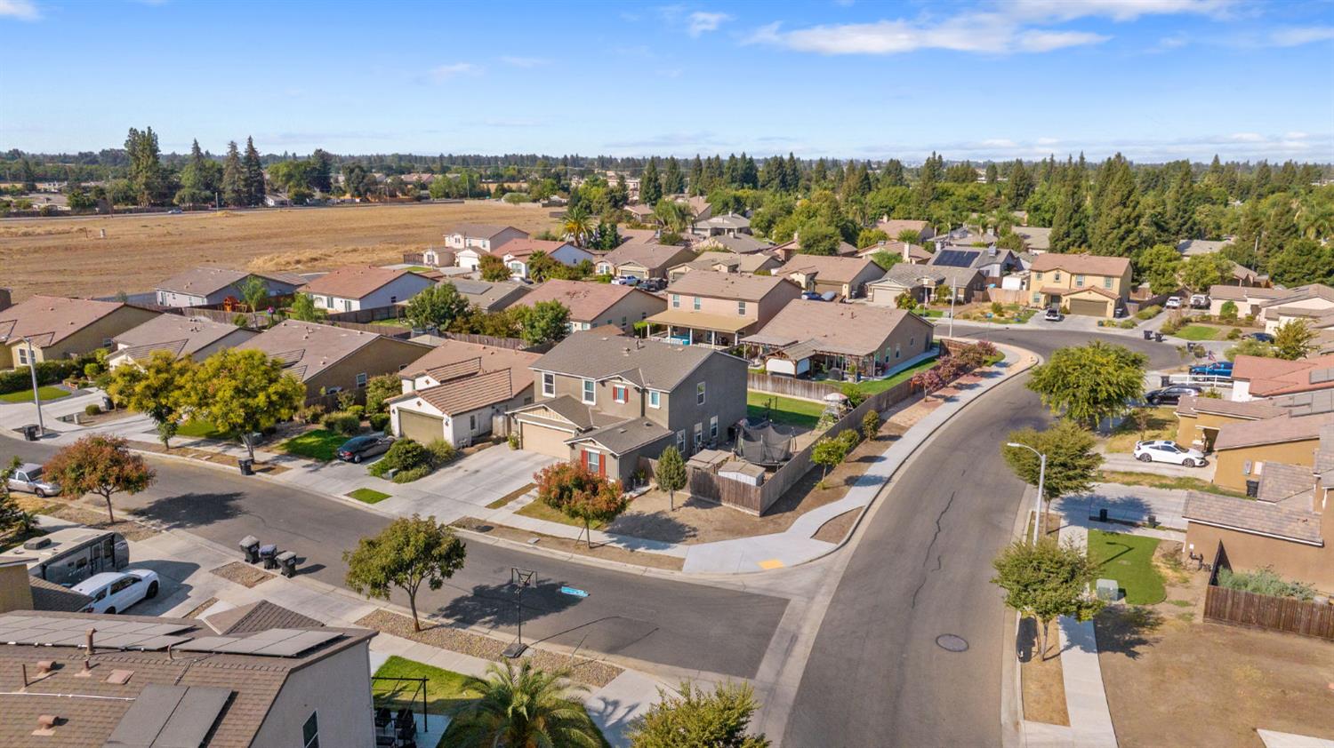 1649 N Comstock Ct, Visalia, CA 93292