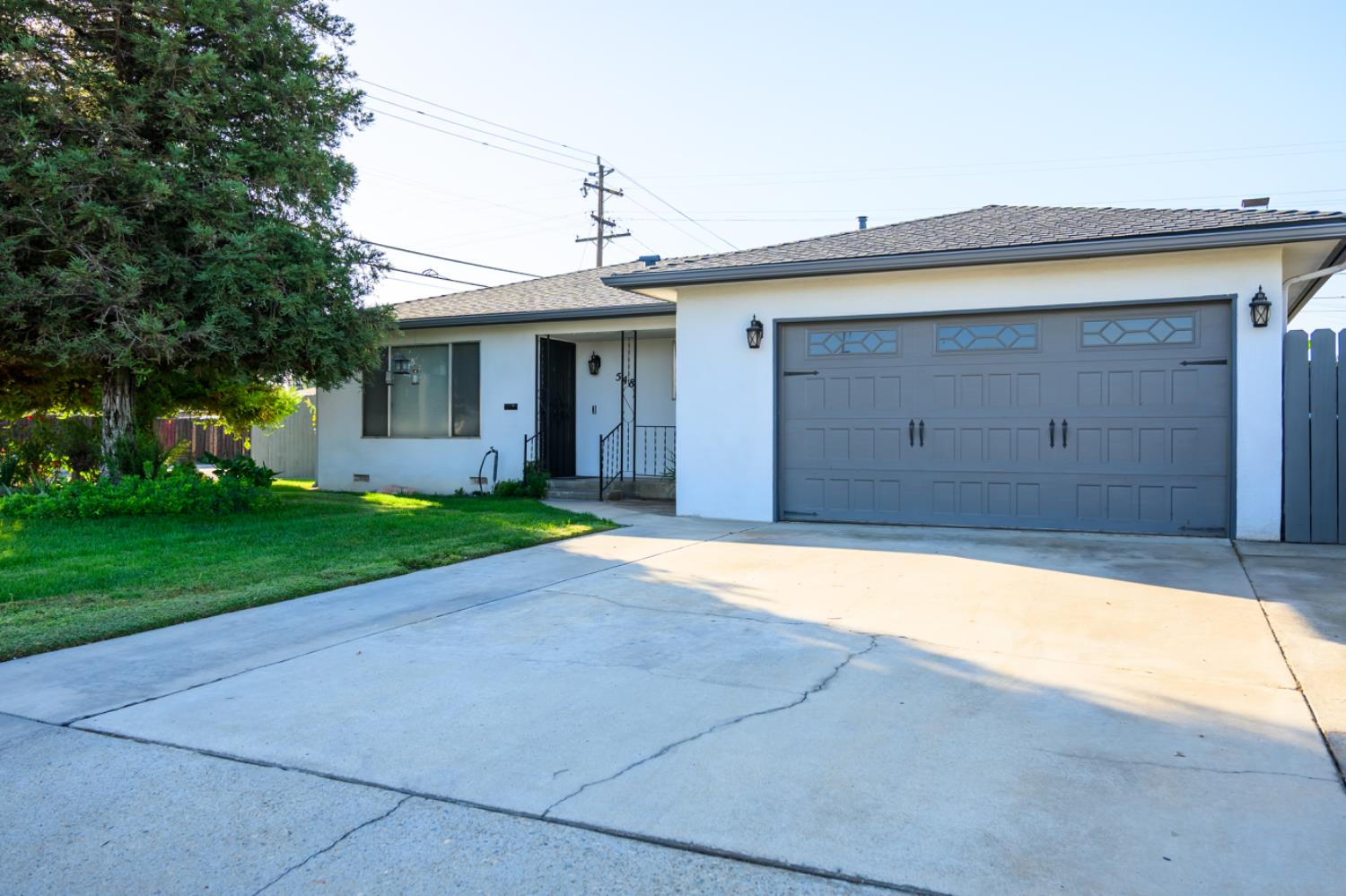 548 W Dennis Dr, Clovis, CA 93612