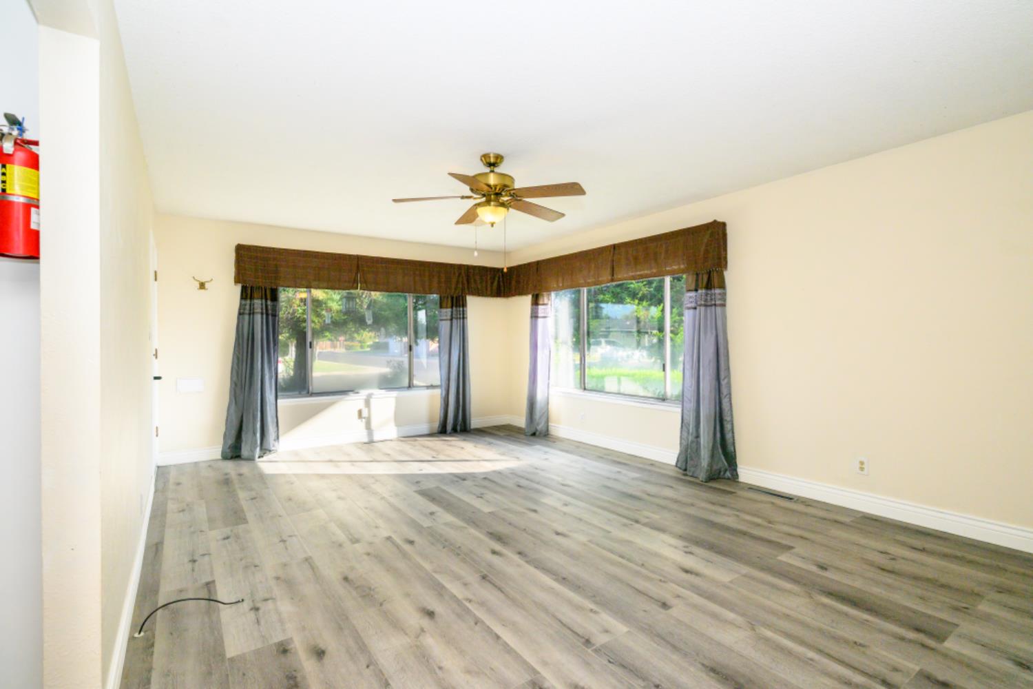 548 W Dennis Dr, Clovis, CA 93612