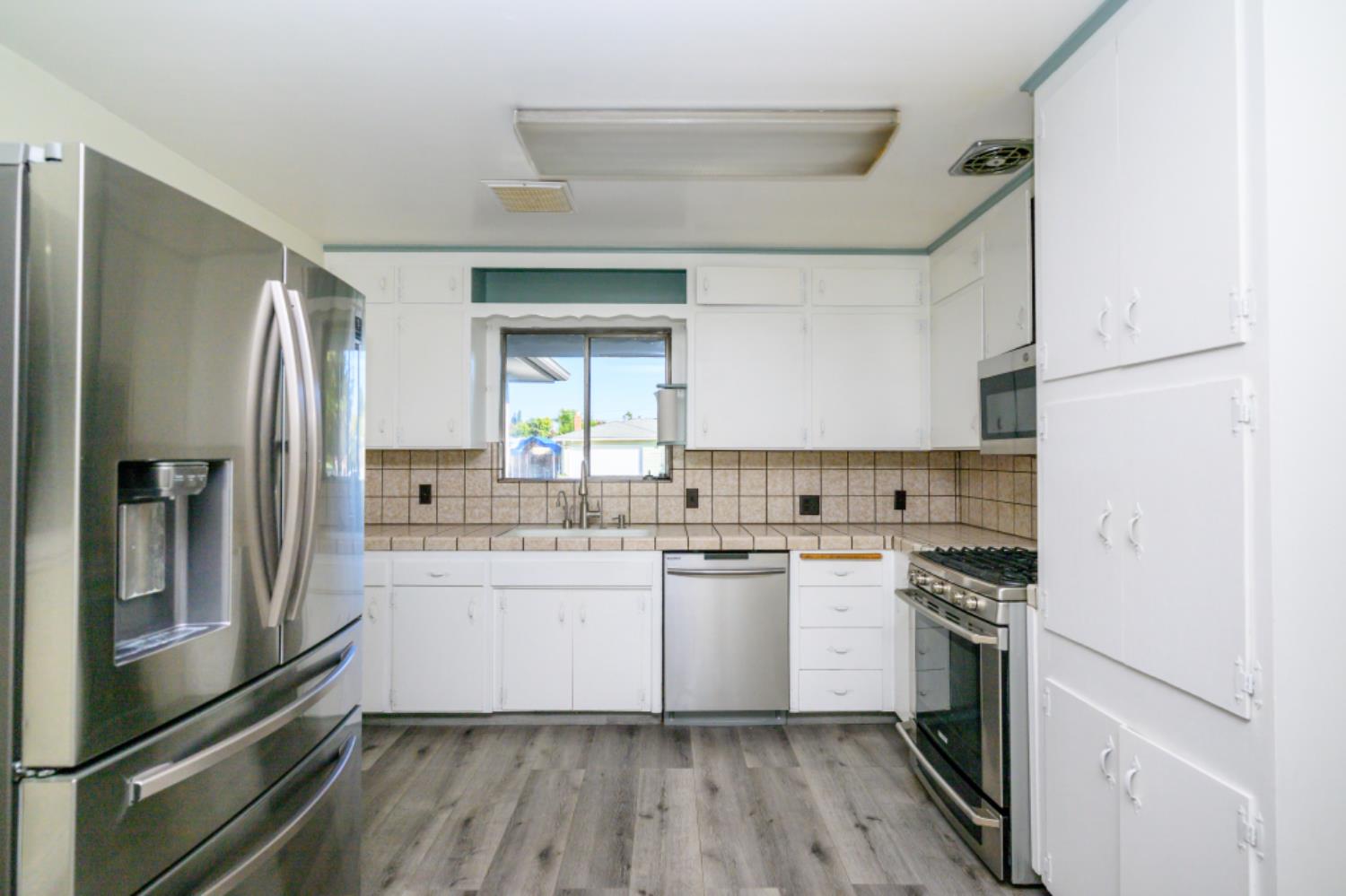 548 W Dennis Dr, Clovis, CA 93612