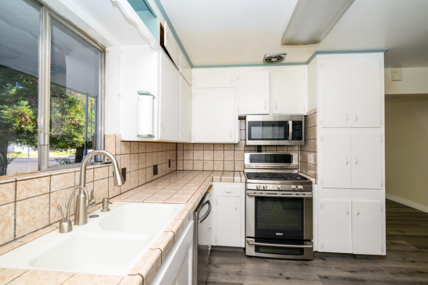 548 W Dennis Dr, Clovis, CA 93612