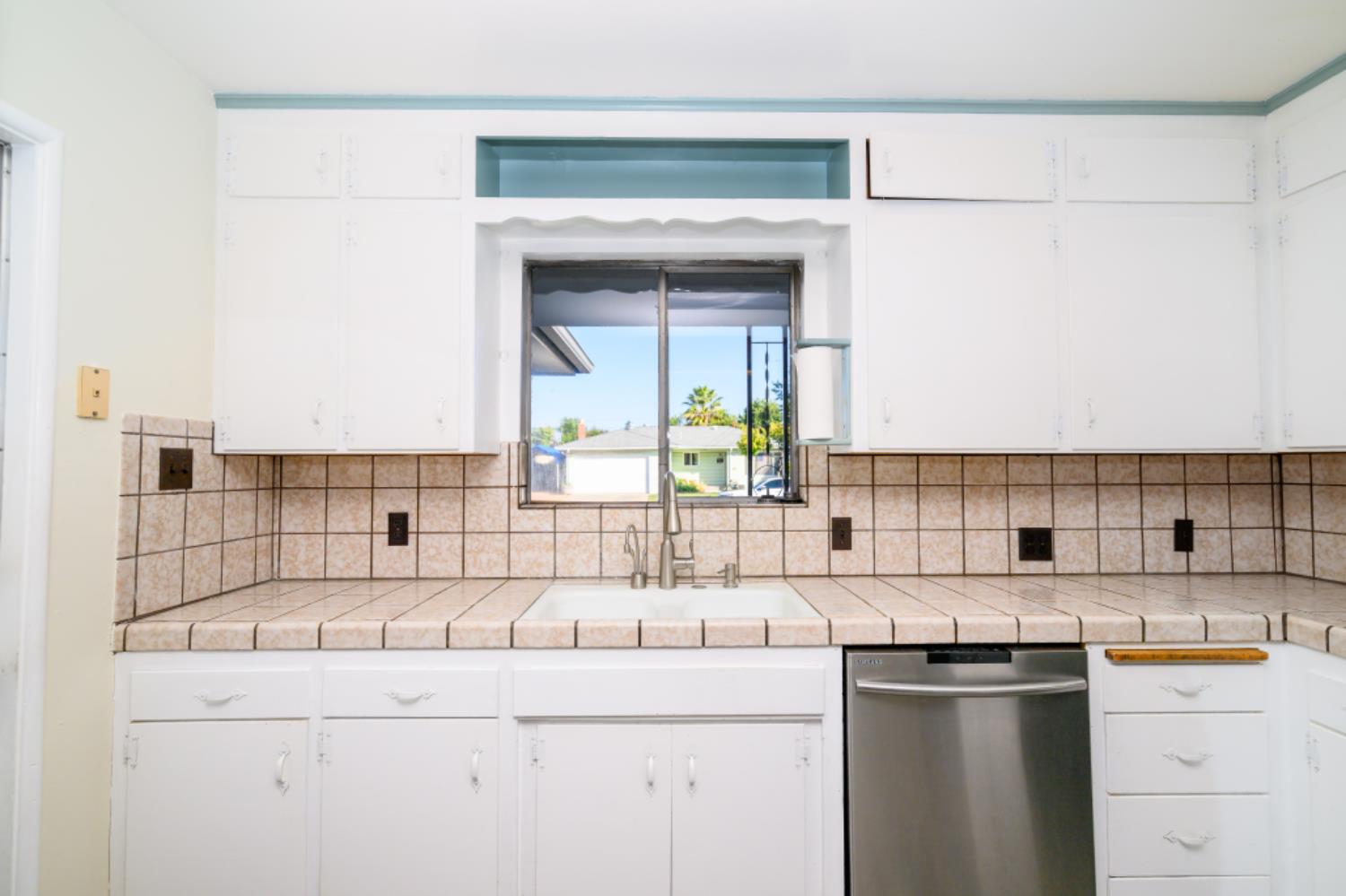 548 W Dennis Dr, Clovis, CA 93612