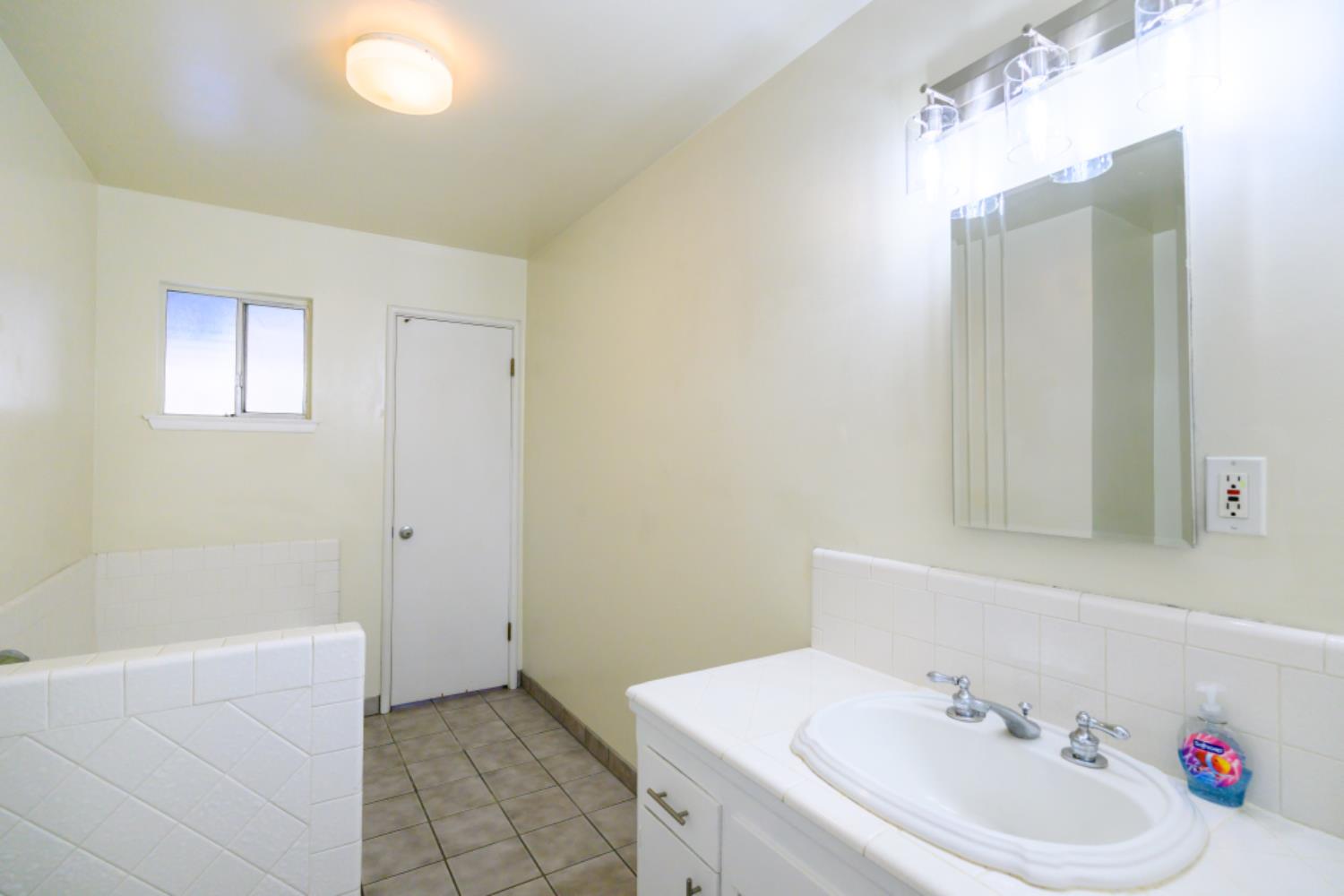 548 W Dennis Dr, Clovis, CA 93612