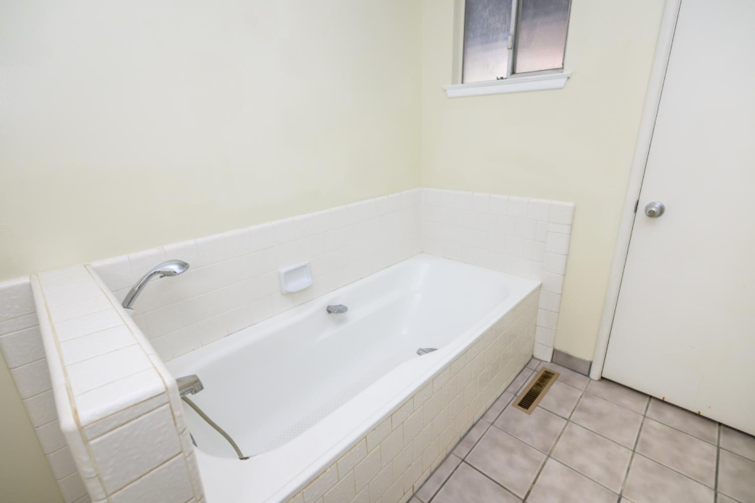 548 W Dennis Dr, Clovis, CA 93612