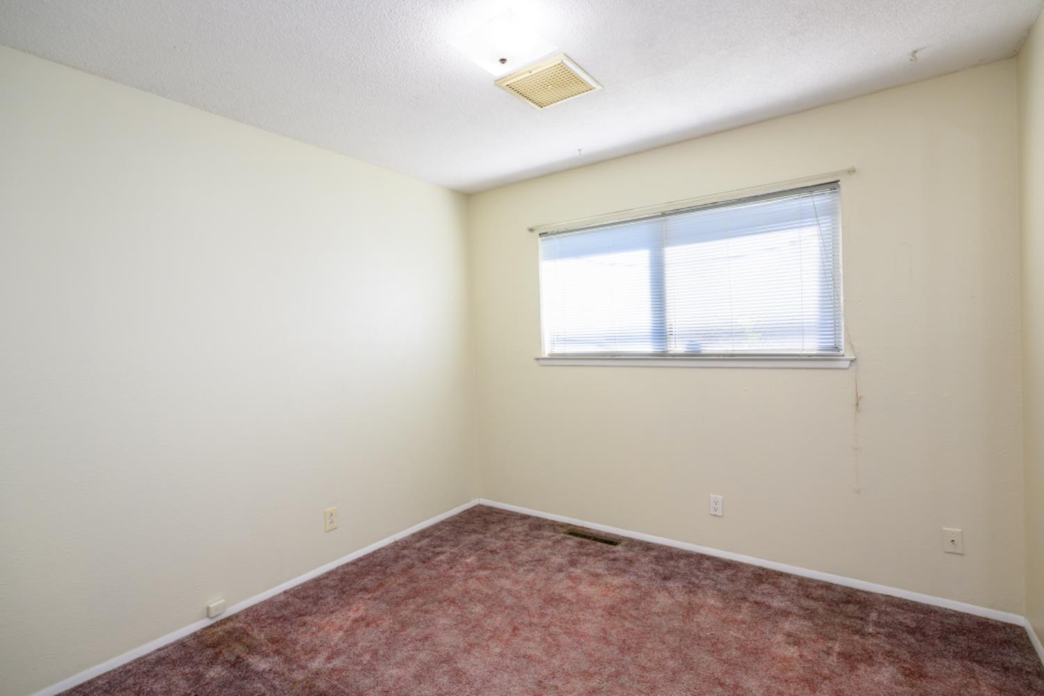 548 W Dennis Dr, Clovis, CA 93612