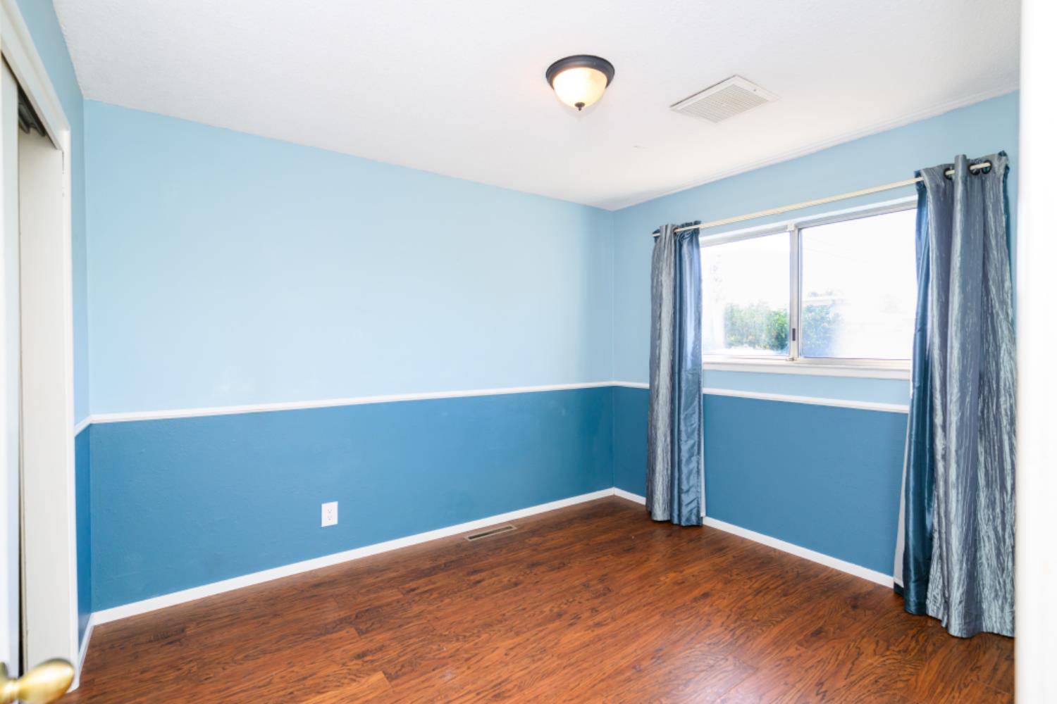 548 W Dennis Dr, Clovis, CA 93612