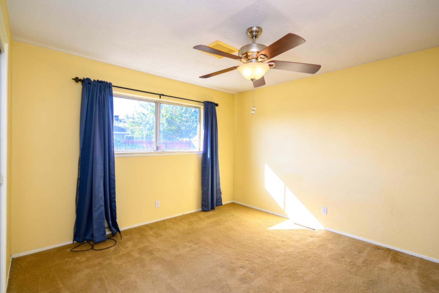 548 W Dennis Dr, Clovis, CA 93612