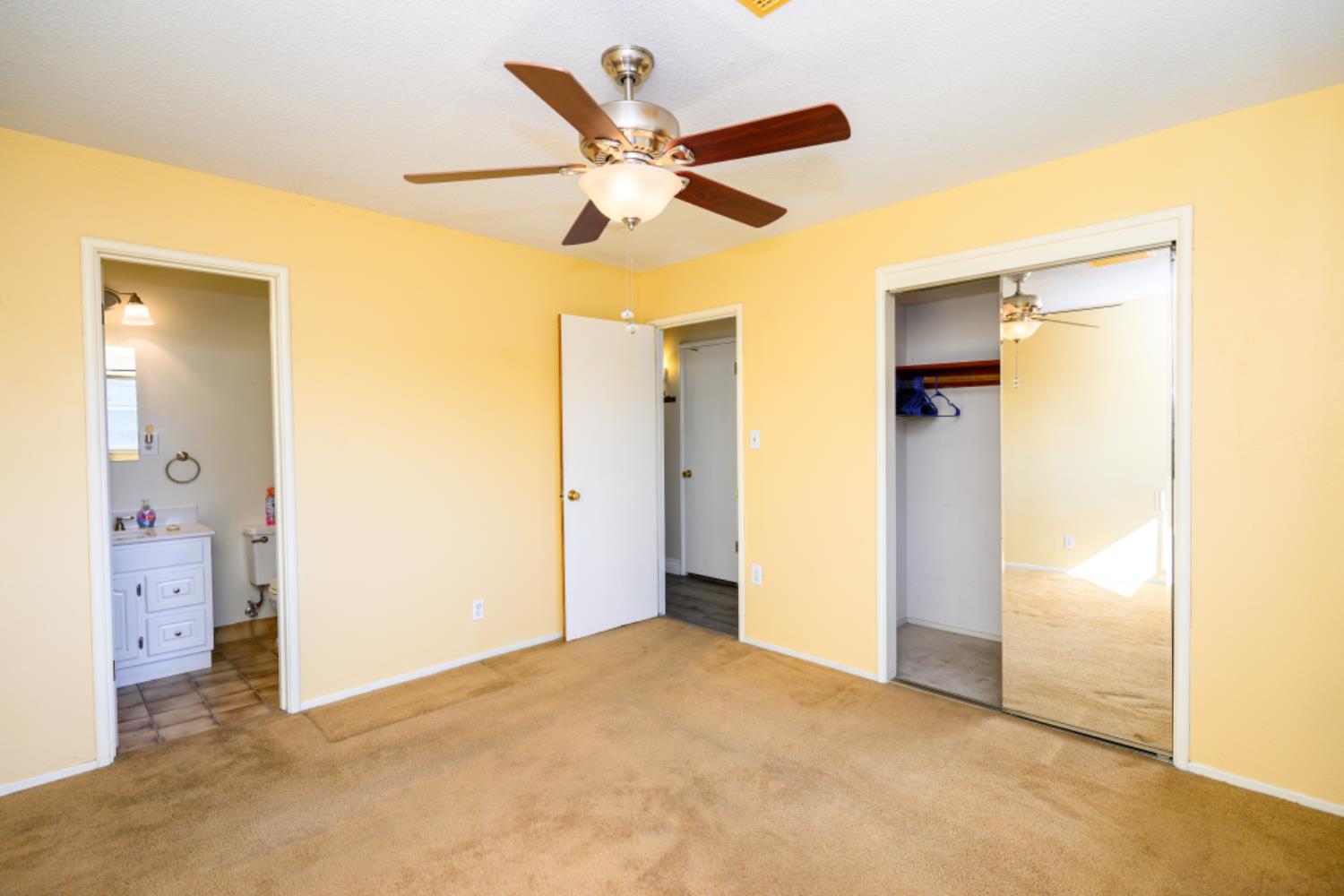 548 W Dennis Dr, Clovis, CA 93612