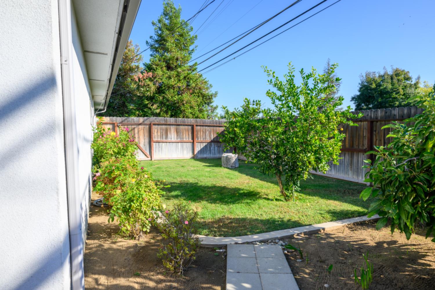 548 W Dennis Dr, Clovis, CA 93612