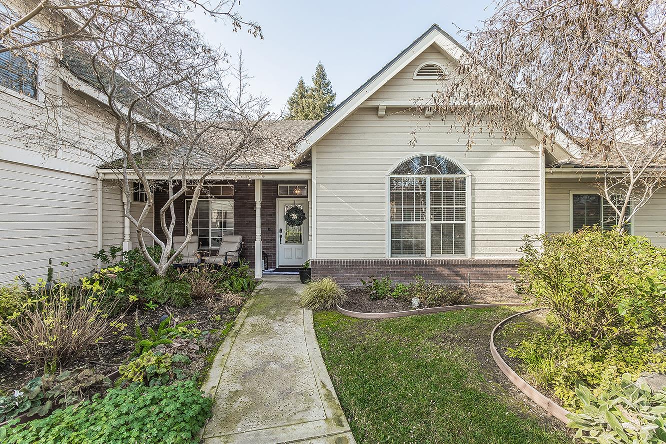 2409 SE Cottonwood Cir, Visalia, CA 93277