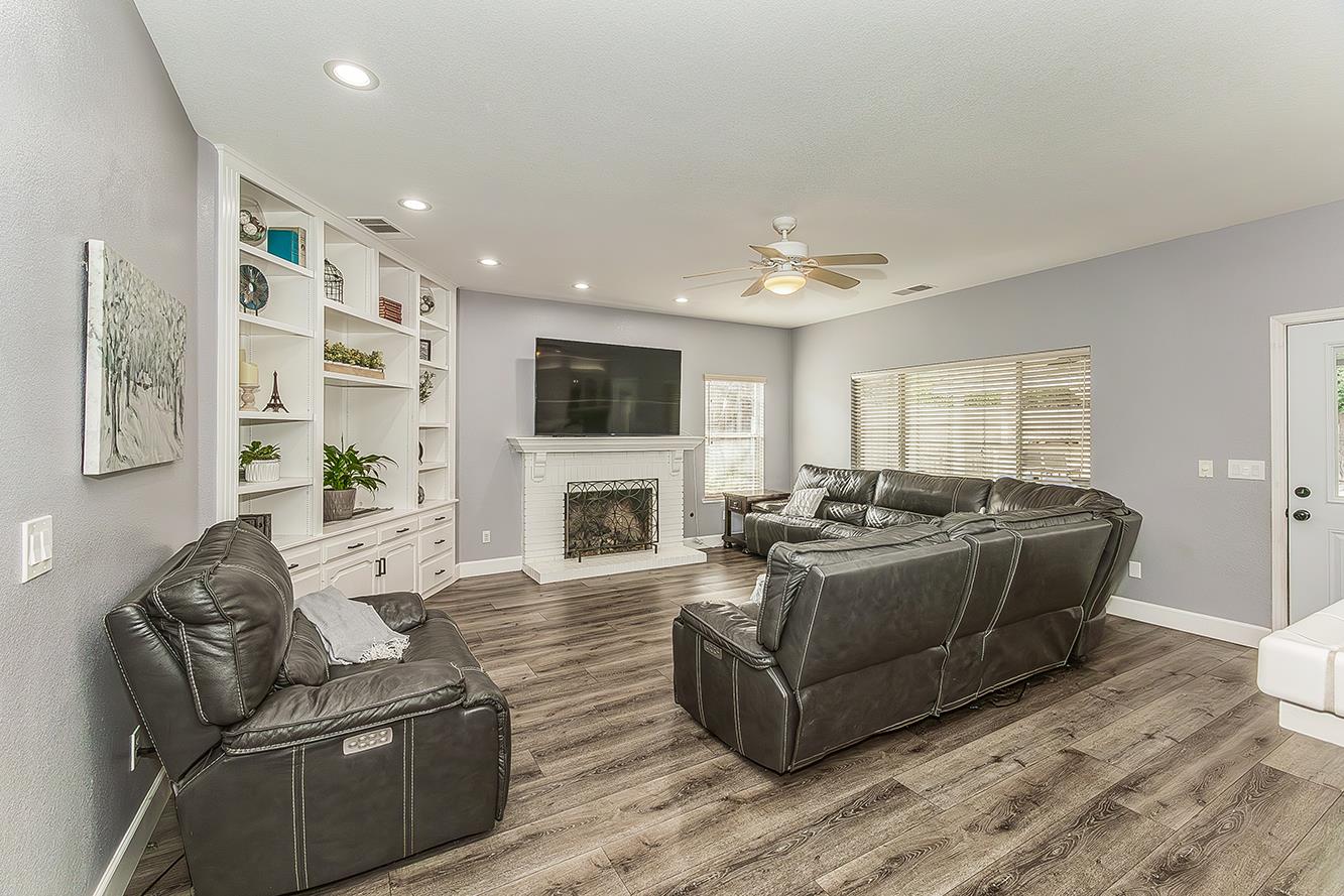 2409 SE Cottonwood Cir, Visalia, CA 93277