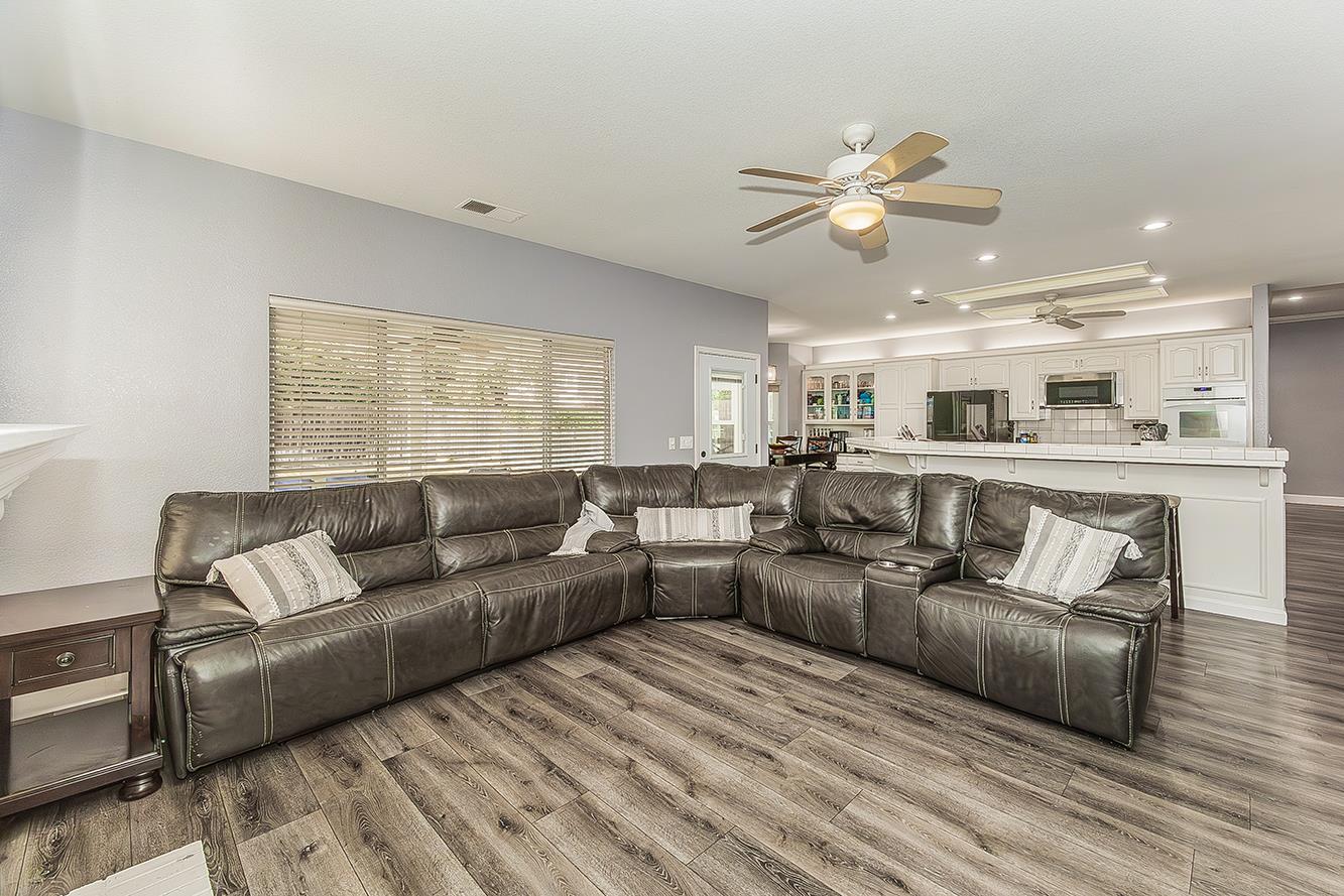 2409 SE Cottonwood Cir, Visalia, CA 93277