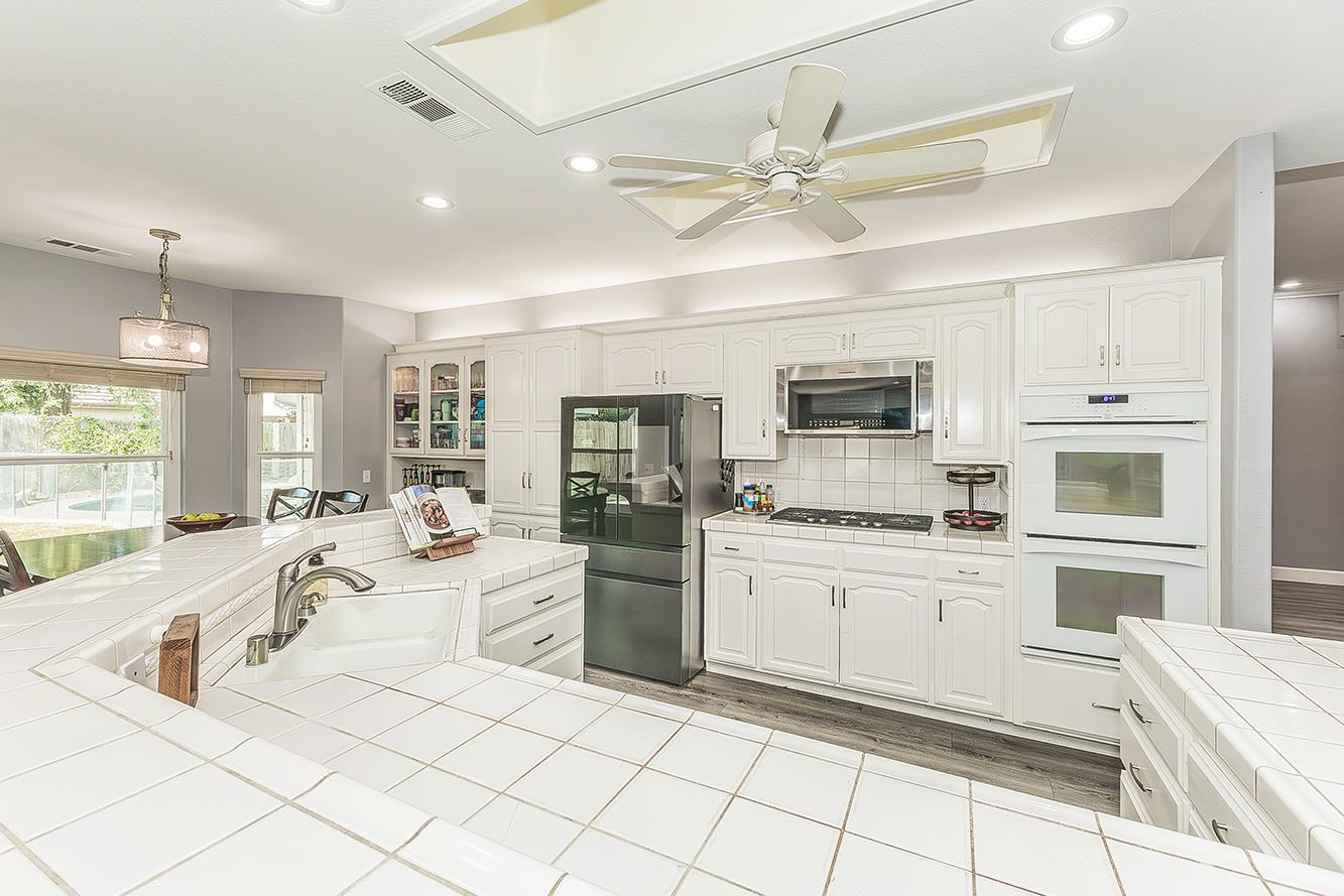 2409 SE Cottonwood Cir, Visalia, CA 93277