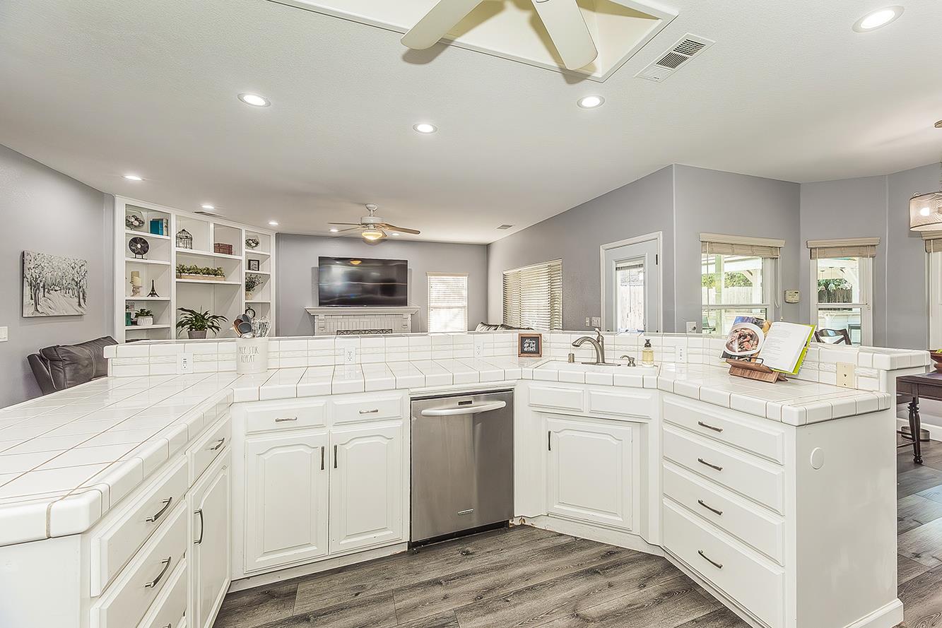 2409 SE Cottonwood Cir, Visalia, CA 93277