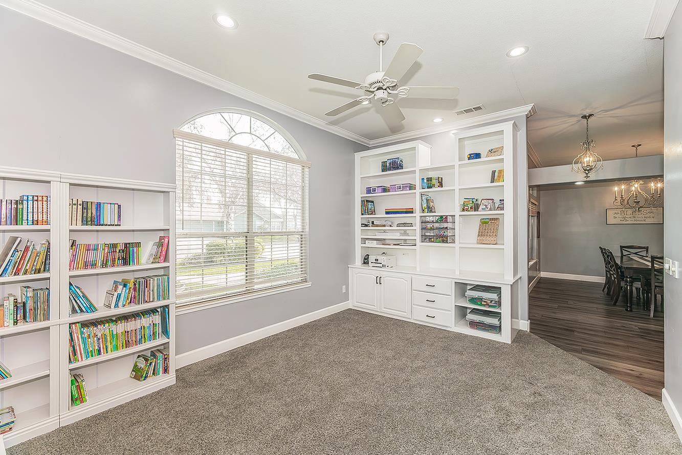 2409 SE Cottonwood Cir, Visalia, CA 93277