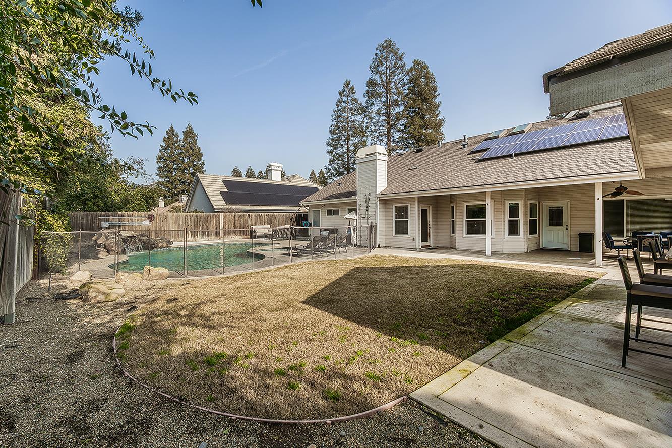 2409 SE Cottonwood Cir, Visalia, CA 93277