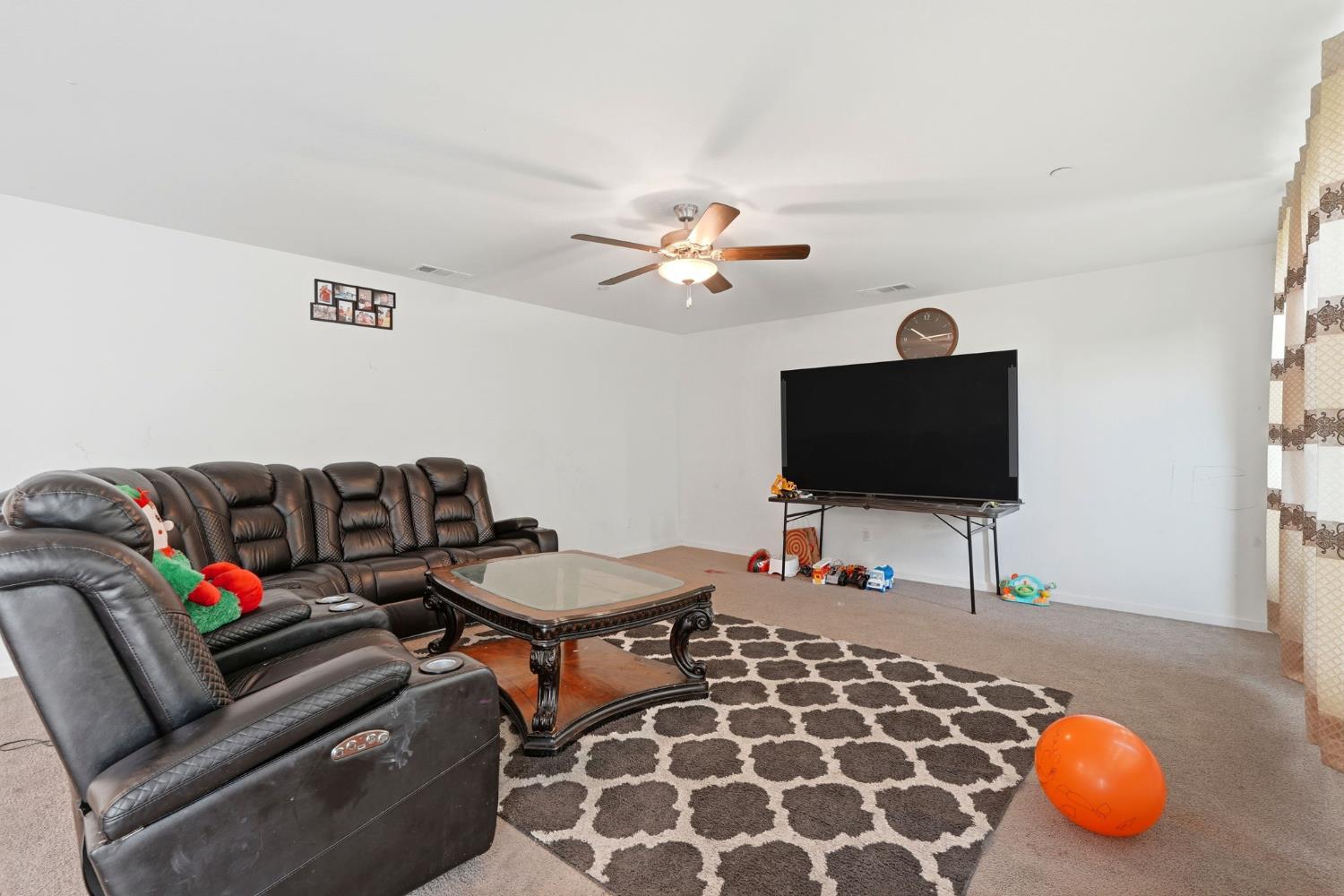 2456 Wolf Creek Pl, Tulare, CA 93274