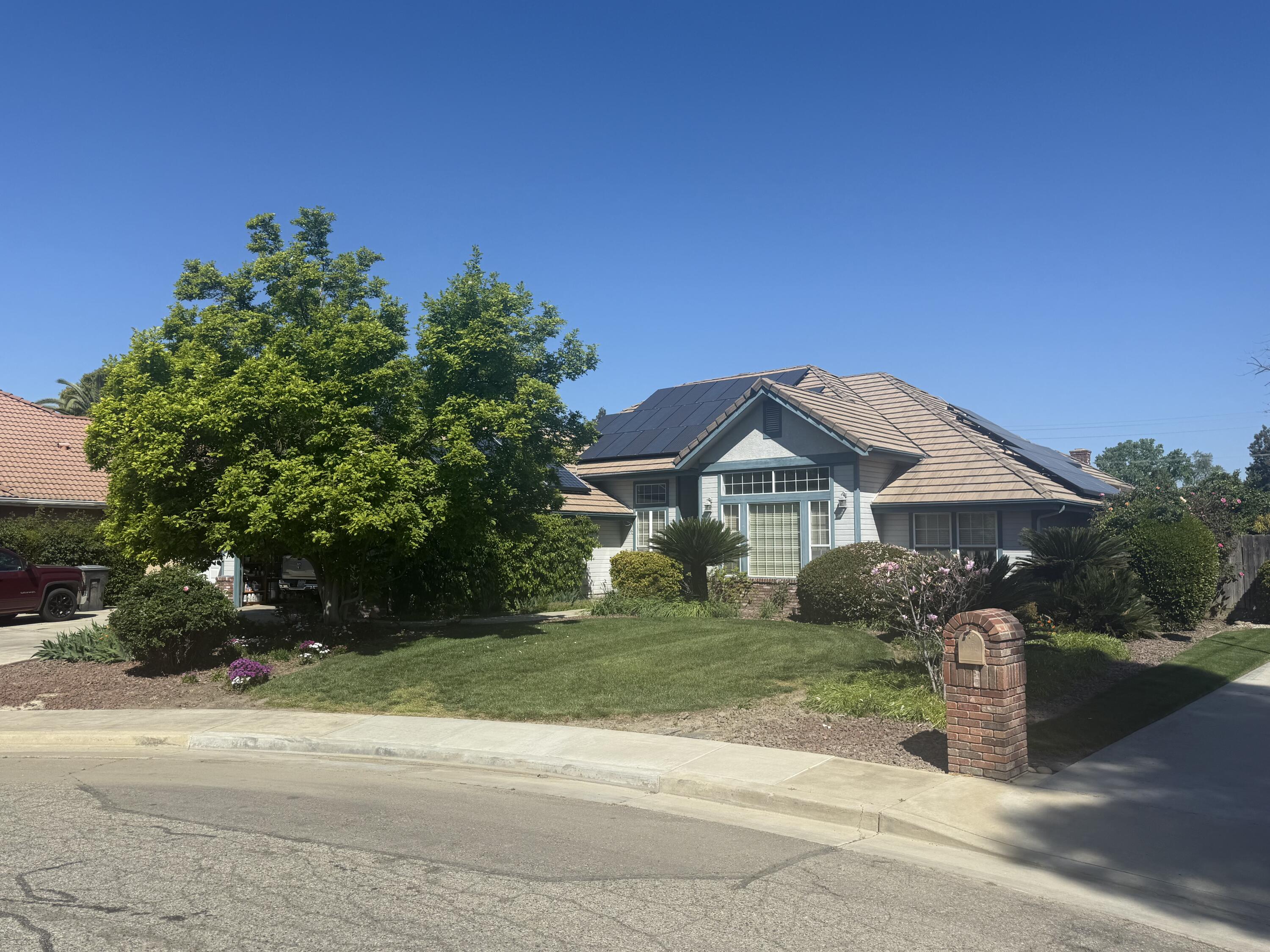 5730 W Laura Ct, Visalia, CA 93277