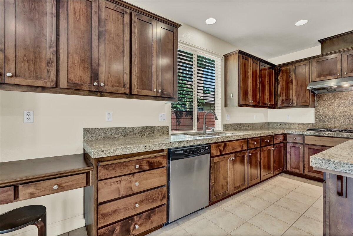 2591 Riviera Ct, Tulare, CA 93274