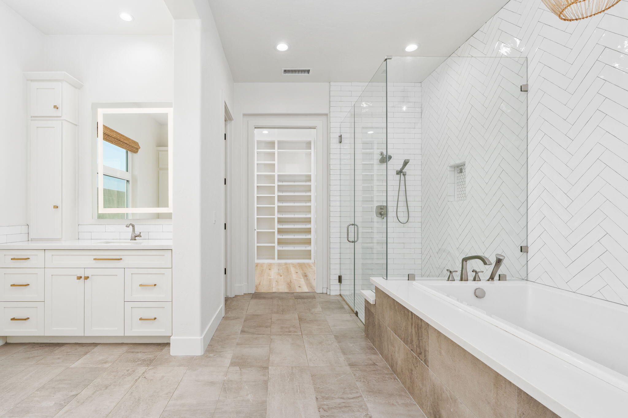 2222 Diamante Dr, Tulare, CA 93274