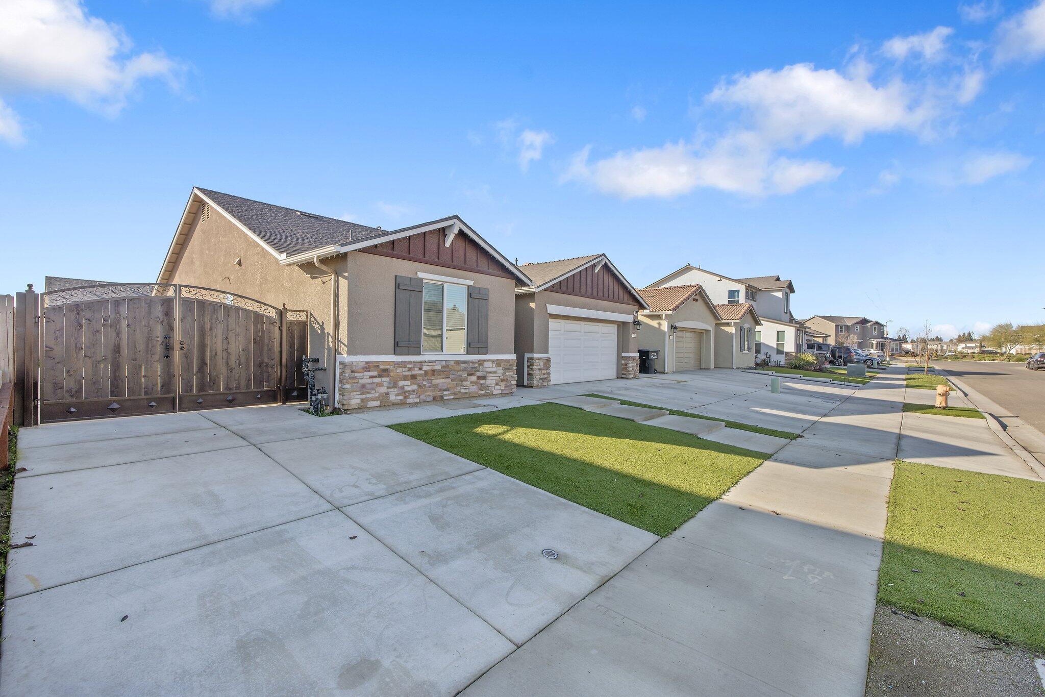 3541 E Laura Ct, Visalia, CA 93292