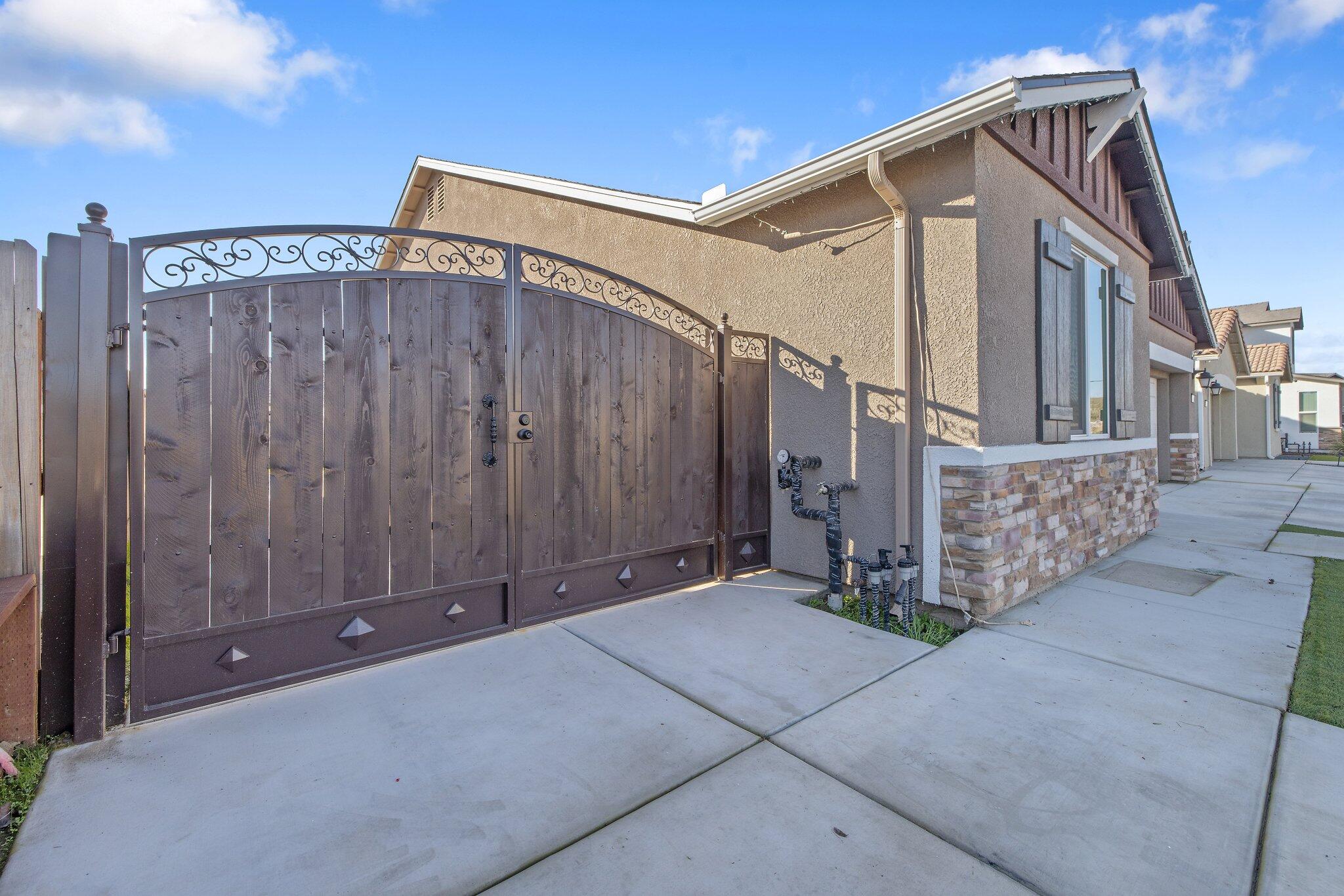 3541 E Laura Ct, Visalia, CA 93292