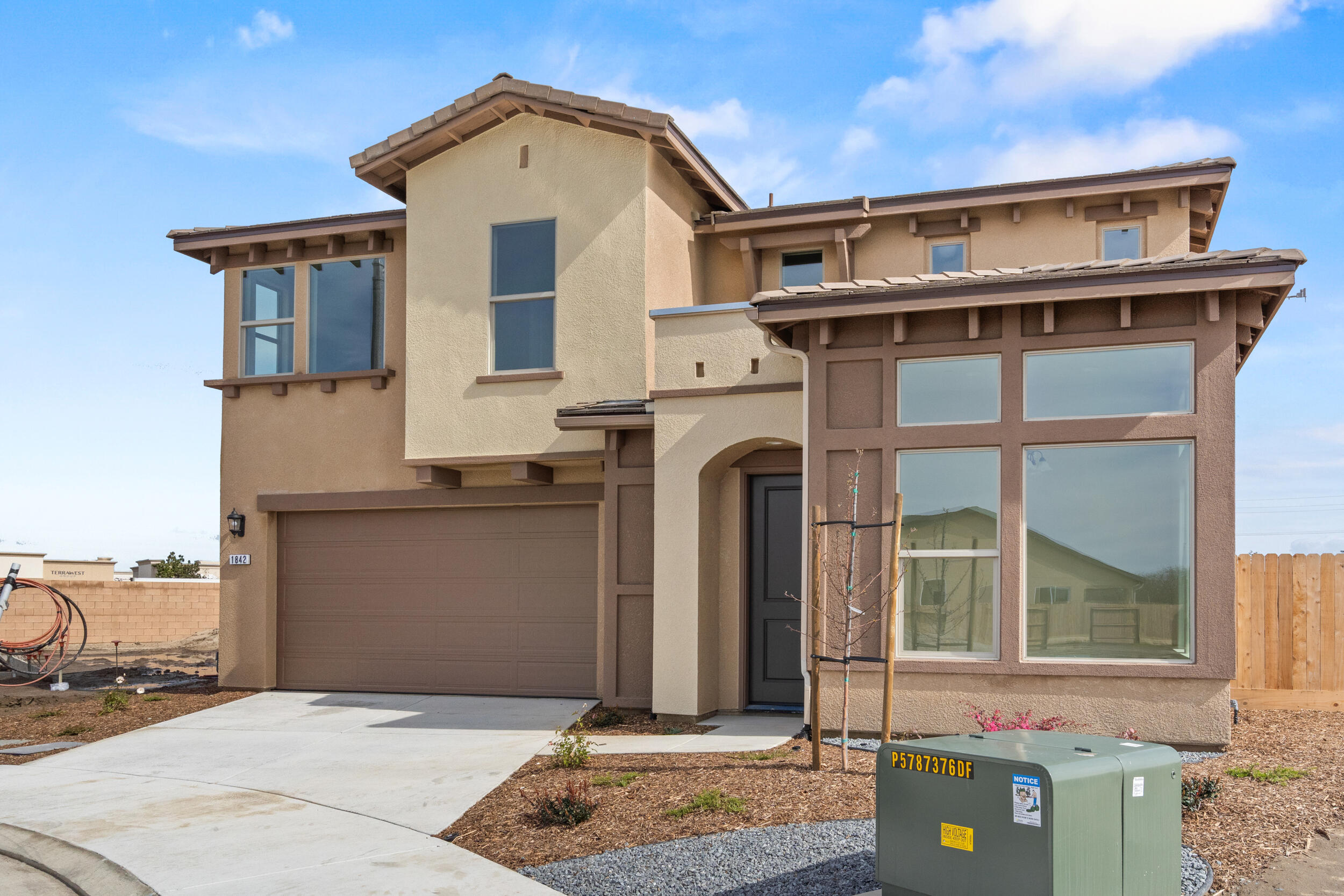 1842 W Berlin Ct, Tulare, CA 93274