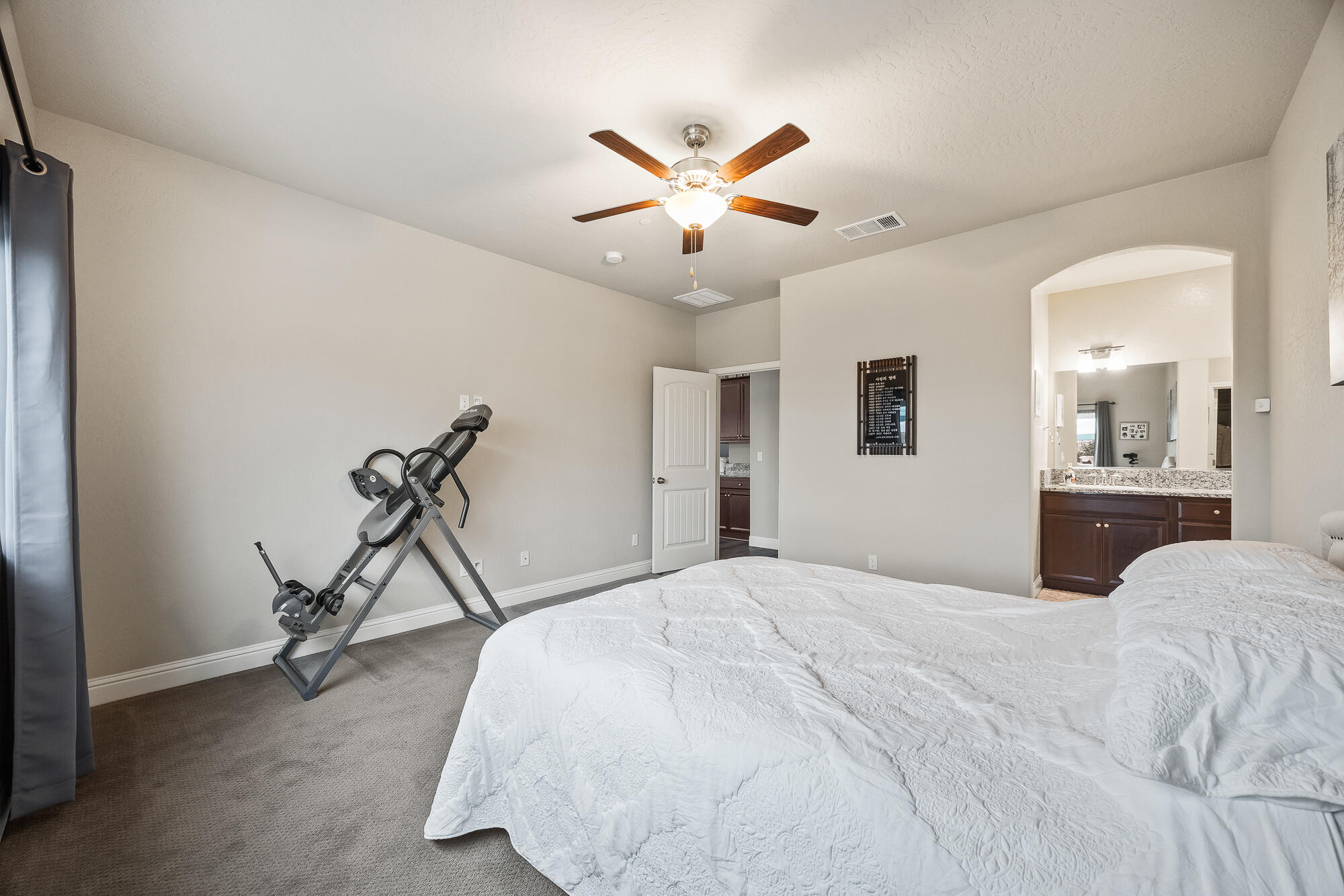 804 S Simon St, Visalia, CA 93292