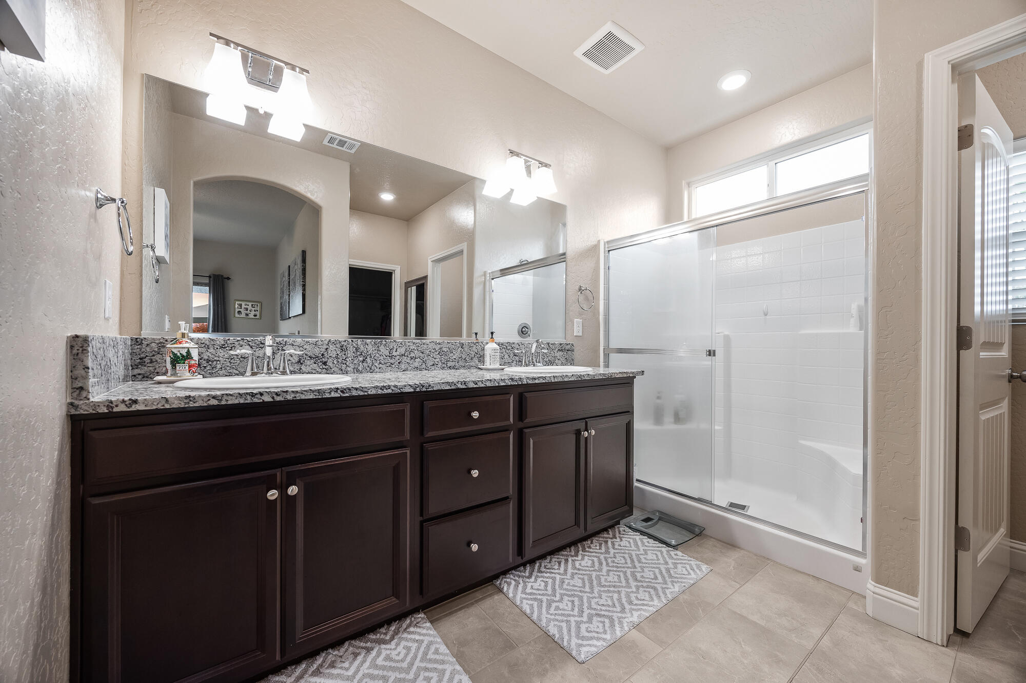 804 S Simon St, Visalia, CA 93292