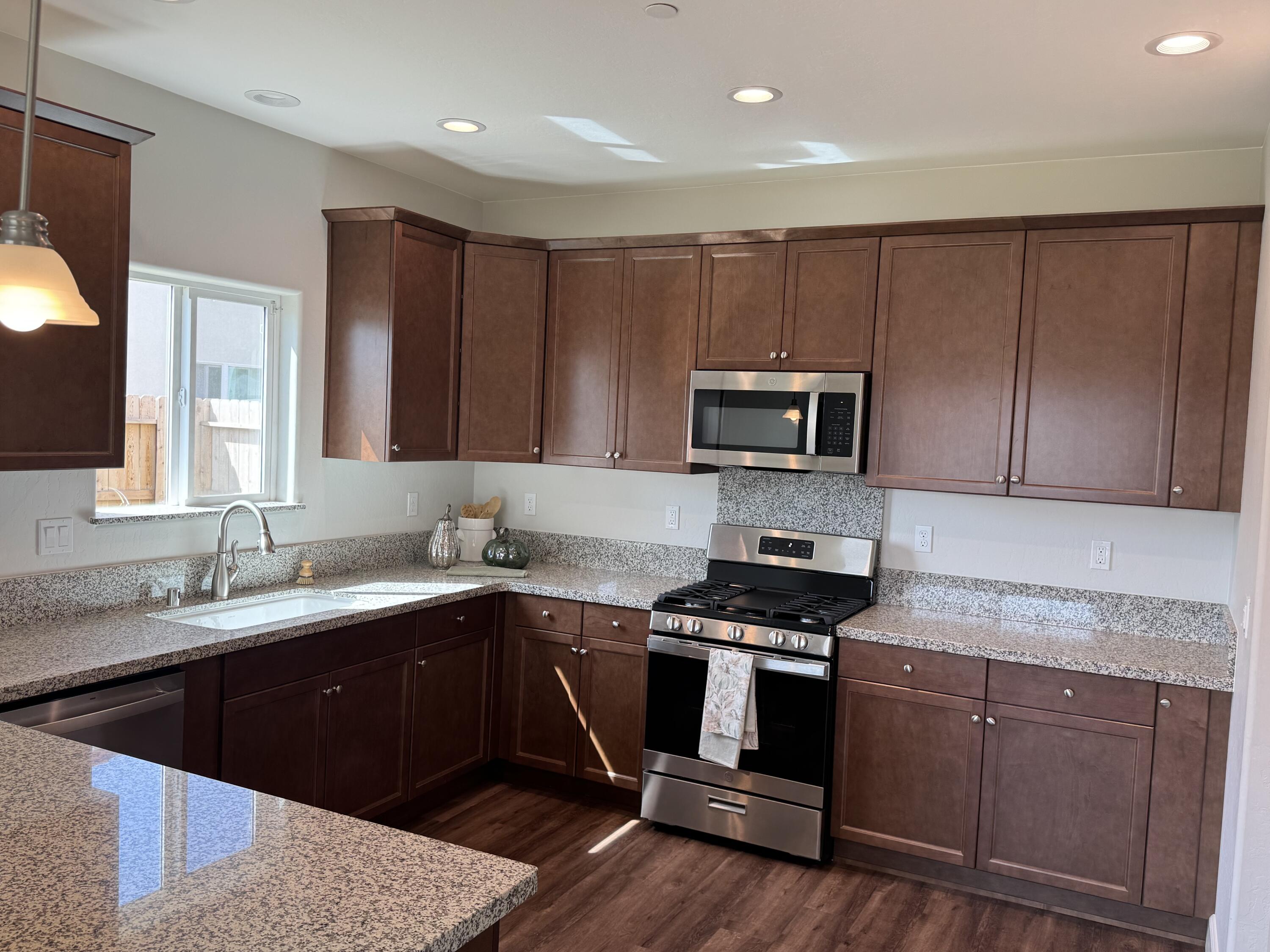 941 E Harter Dr, Visalia, CA 93292