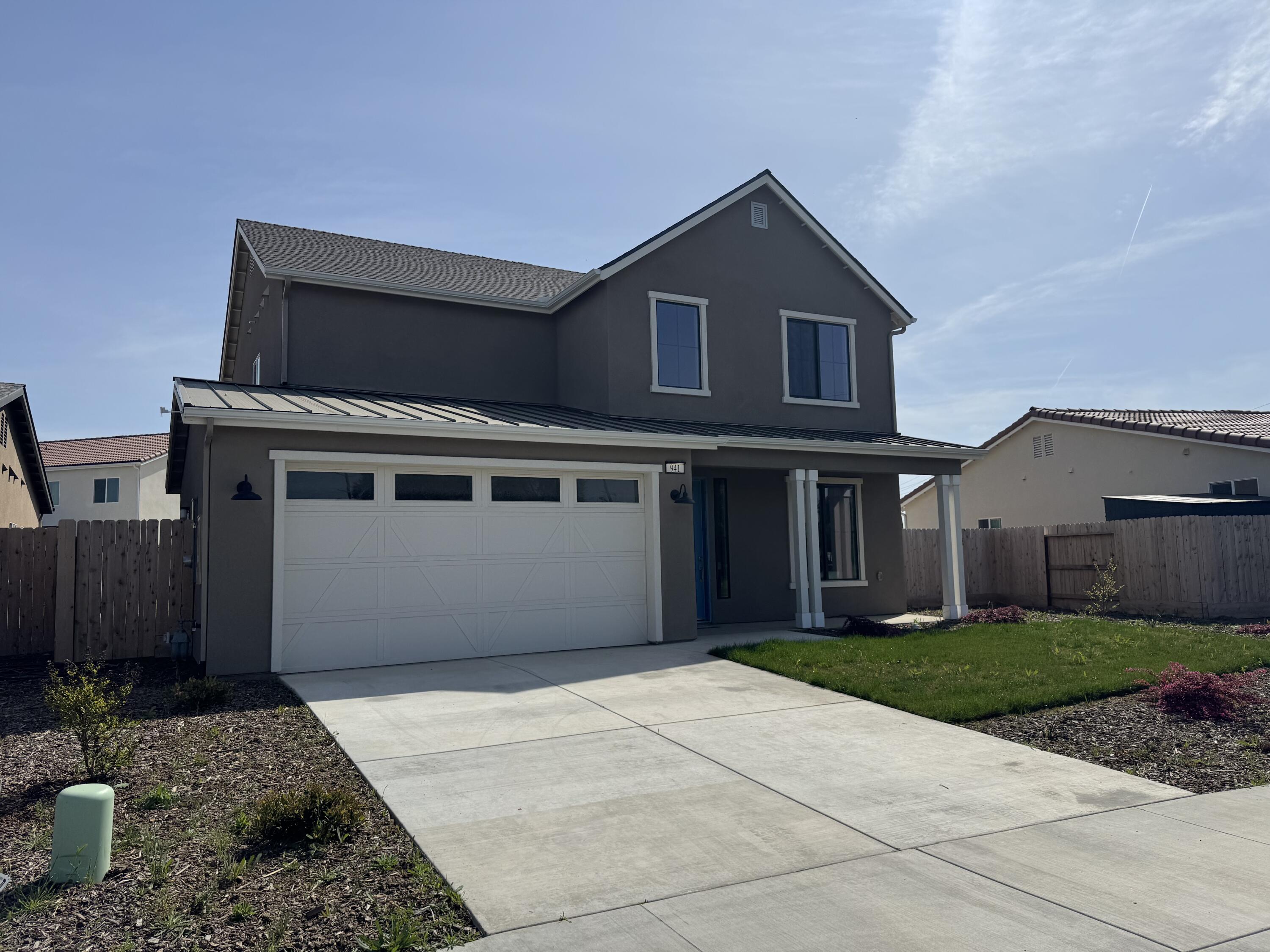 941 E Harter Dr, Visalia, CA 93292