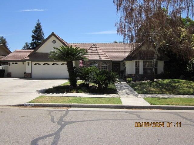 1126 N Linwood St, Visalia, CA 93291