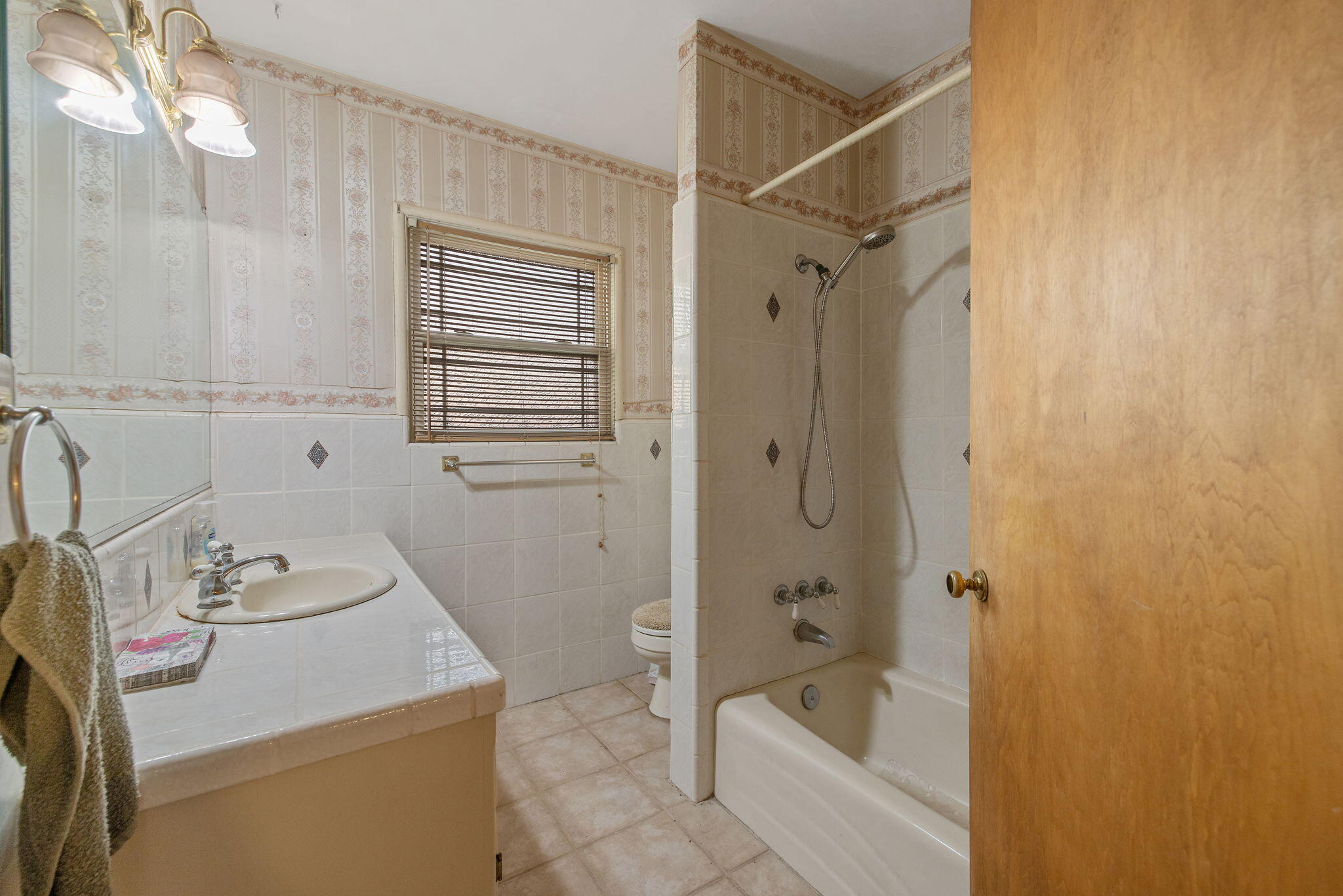 1725 E E Goshen Ave, Visalia, CA 93292