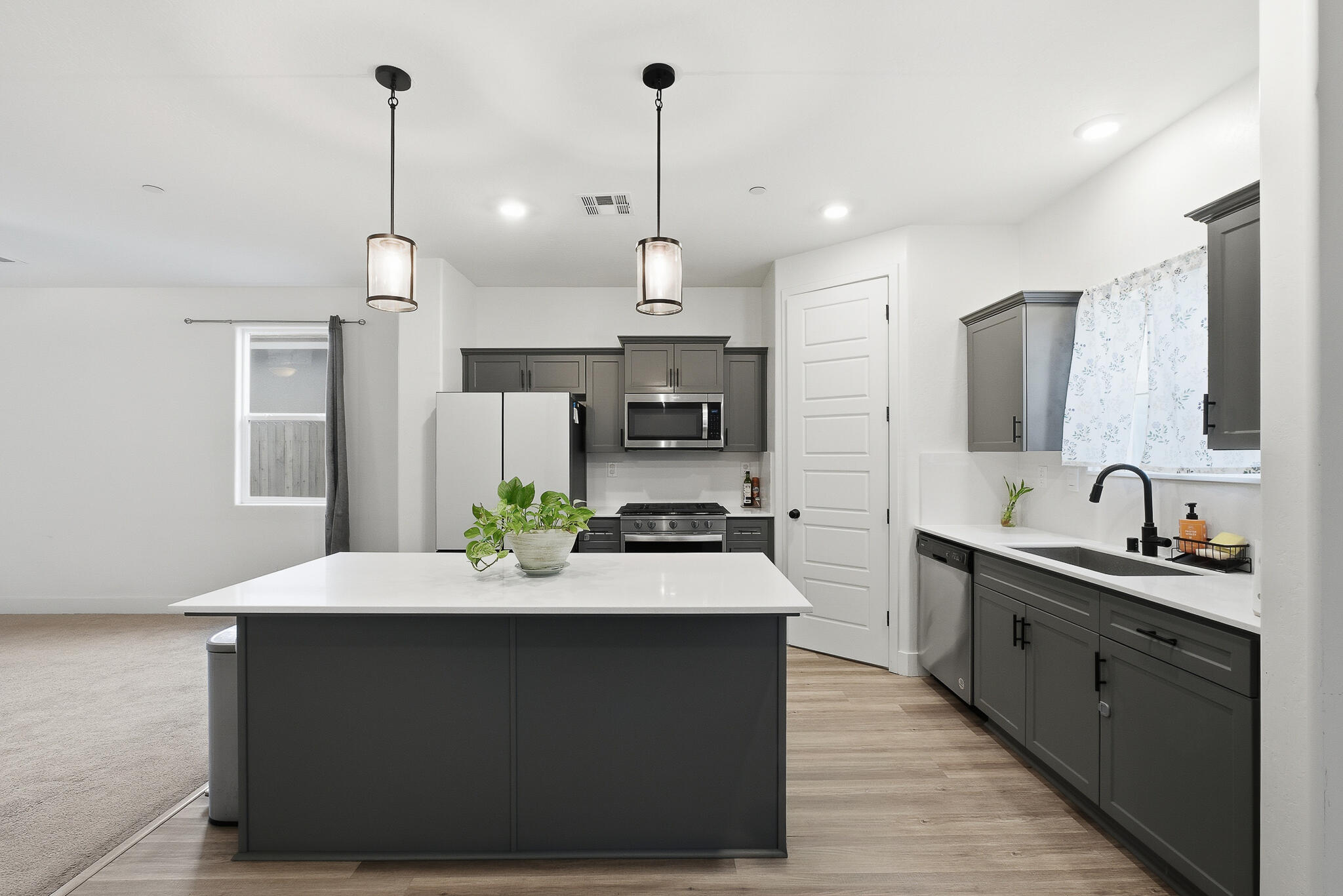 2824 S Cain St, Visalia, CA 93292