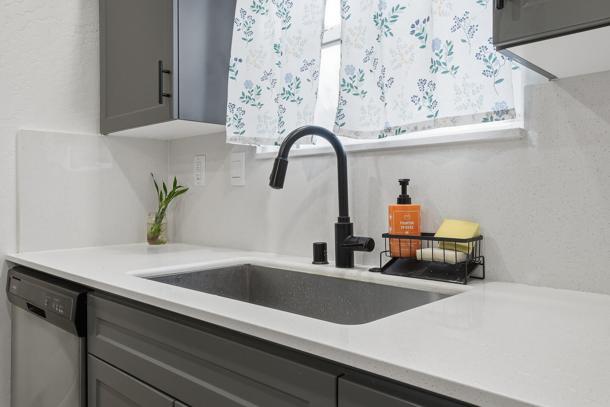 2824 S Cain St, Visalia, CA 93292